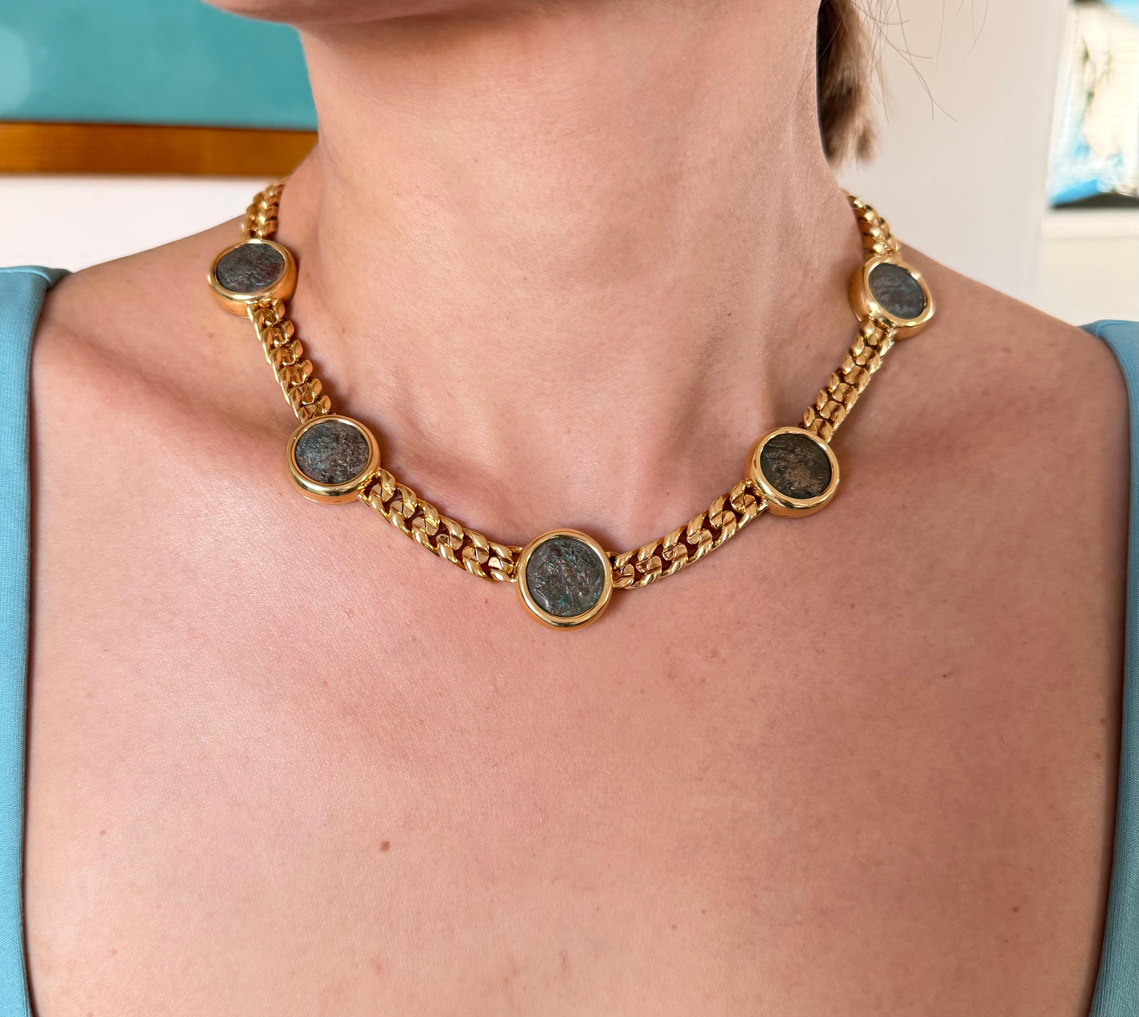 Die Bvlgari 18k Gelbgold 5 antike Münzen Monet Link Halskette zeigt 5 antike Münzen in einem klassischen 18k Gelbgold Lünette, signiert LVCANIA THVRION 3RD CENT. BC GESTEMPELT BVLGARI SB 750

16 Zoll 
131 Gramm 
