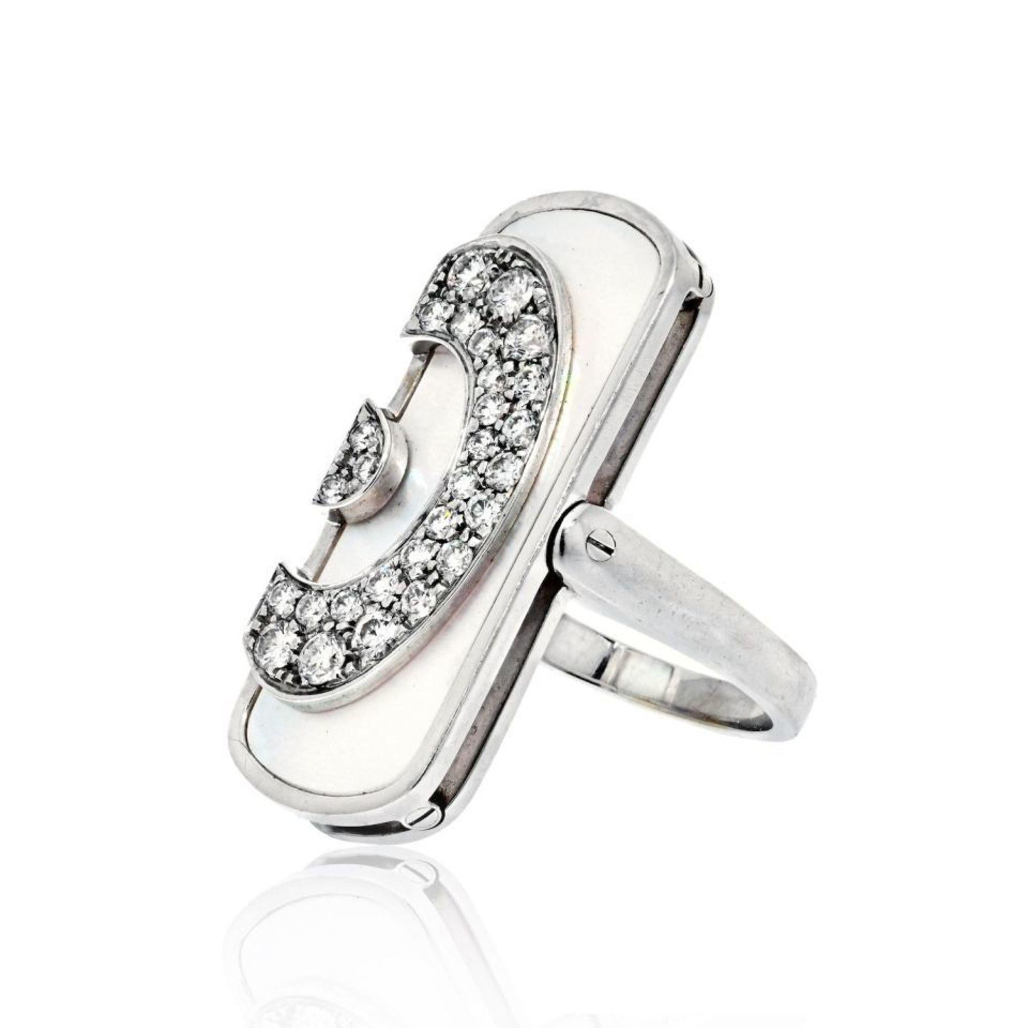 Cette magnifique bague Bvlgari met en valeur des diamants ronds de taille brillant sertis sur de la nacre grise, ce qui en fait un cadeau parfait pour une mère, un anniversaire, des vacances ou tout simplement une fête. Fabriqué en or blanc 18