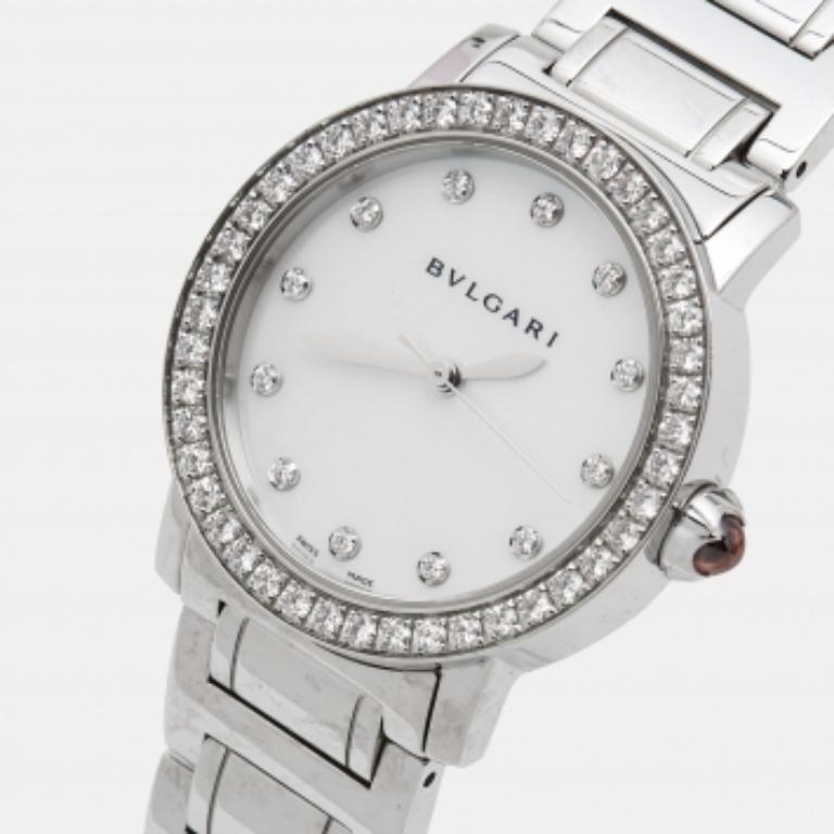 El encanto de un reloj de pulsera finamente elaborado acompaña a quien lo lleva a través de los años y a cualquier ocasión para la que tenga una cita. Es este encanto, impregnado de lujo atemporal, lo que hace que este reloj de pulsera de diamantes