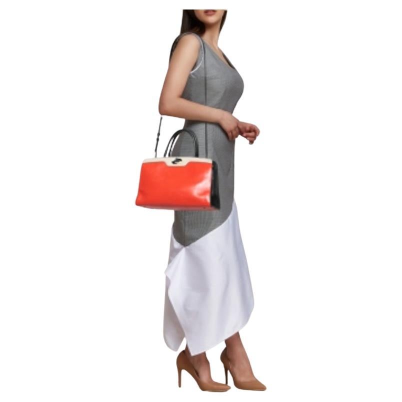 This Isabella Rossellini tote comes from the House of Bvlgari. It is crafted from multicolored leather on the exterior. It features two handles, gold-toned hardware, and a leather-lined interior. It comes with an adjustable 45 cm shoulder strap.