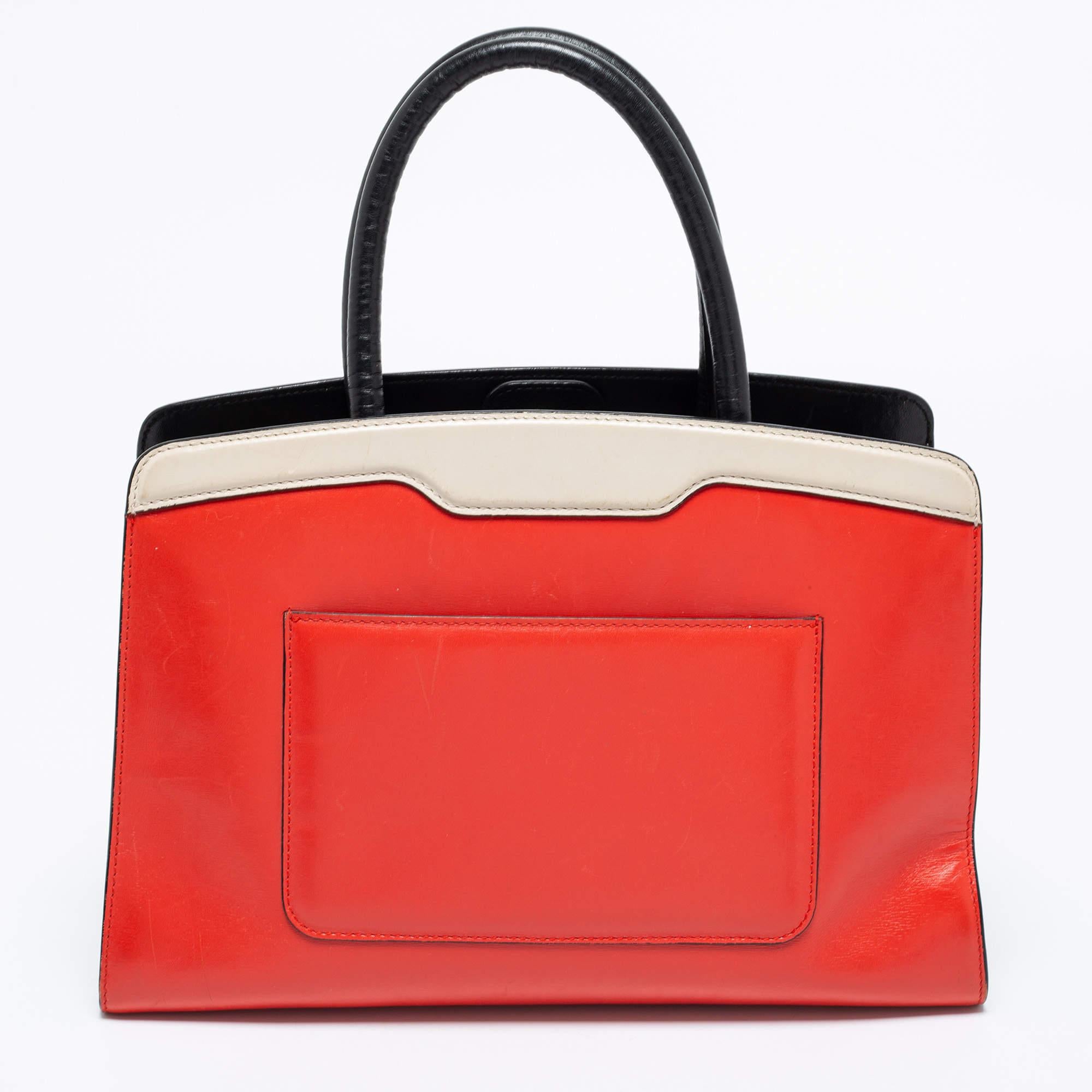 This Isabella Rossellini tote comes from the House of Bvlgari. It is crafted from multicolored leather on the exterior. It features two handles, gold-toned hardware, and a leather-lined interior. It comes with an adjustable 45 cm shoulder strap.