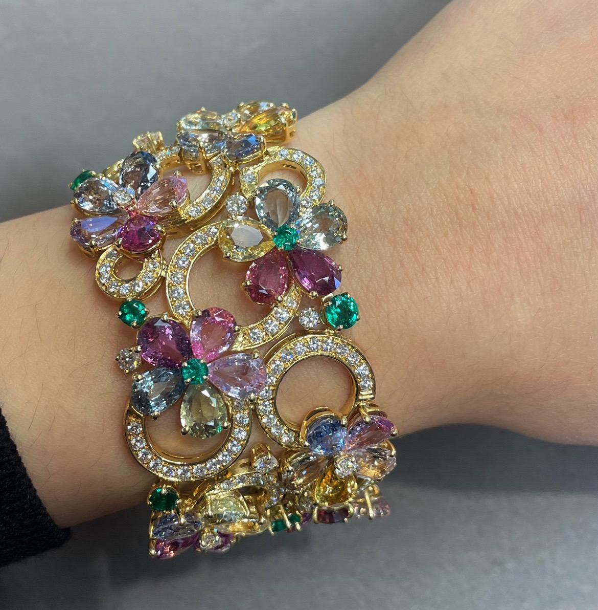 Bulgari Multicolor Saphir und Smaragd Armband
 
Ein wunderschönes Armband mit Blumenmotiv von Bvlgari, besetzt mit mehrfarbigen Saphiren, Smaragden und Diamanten. Die Uhr ist außerdem verstellbar, so dass sie für fast jedes Handgelenk perfekt