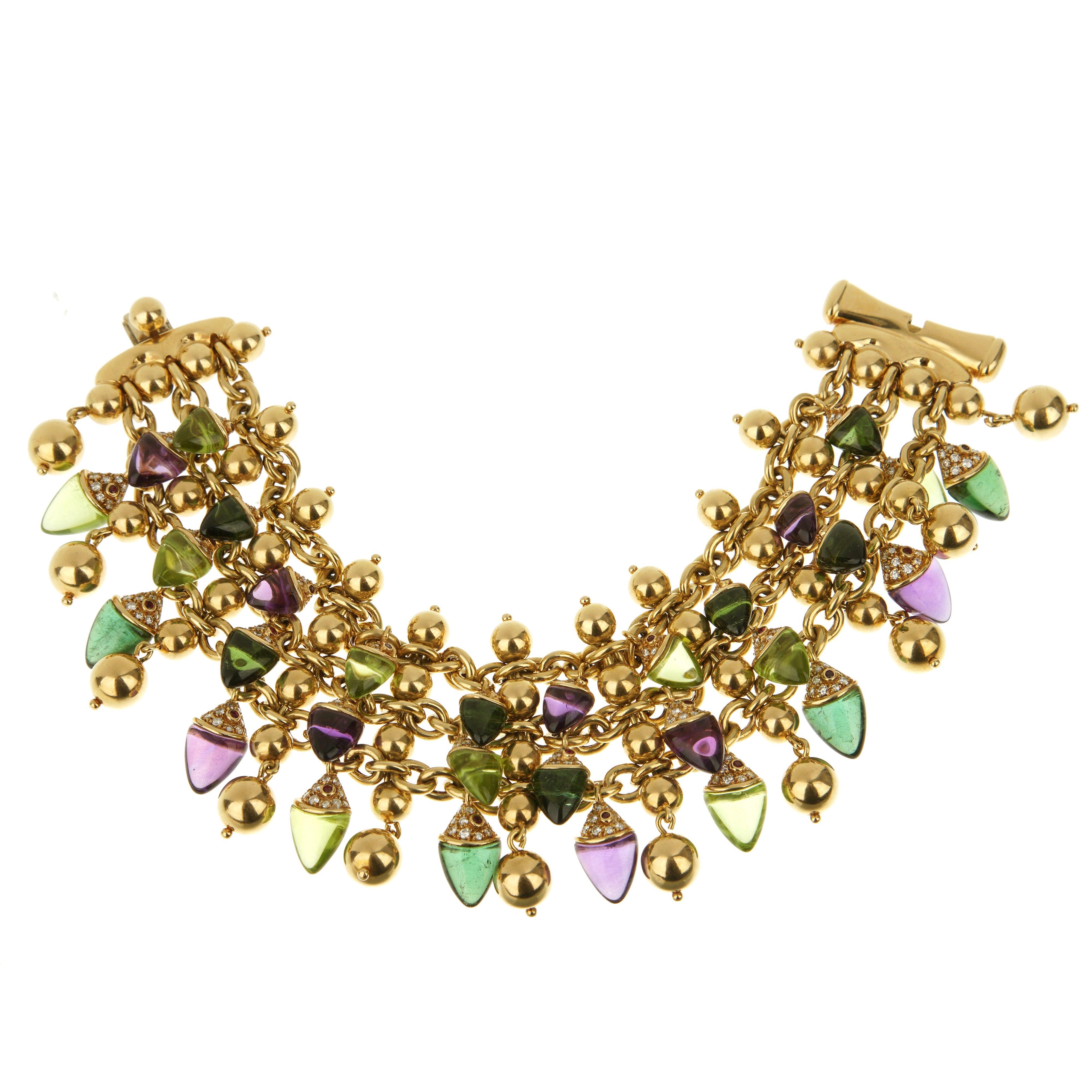 Le bracelet vintage Bvlgari Naturalia est un chef-d'œuvre d'art et de luxe, réalisé en or jaune 18 carats avec un design complexe d'éléments pendants qui rayonnent de mouvement et d'élégance. Serti d'un mélange vibrant de péridot, de tourmaline et
