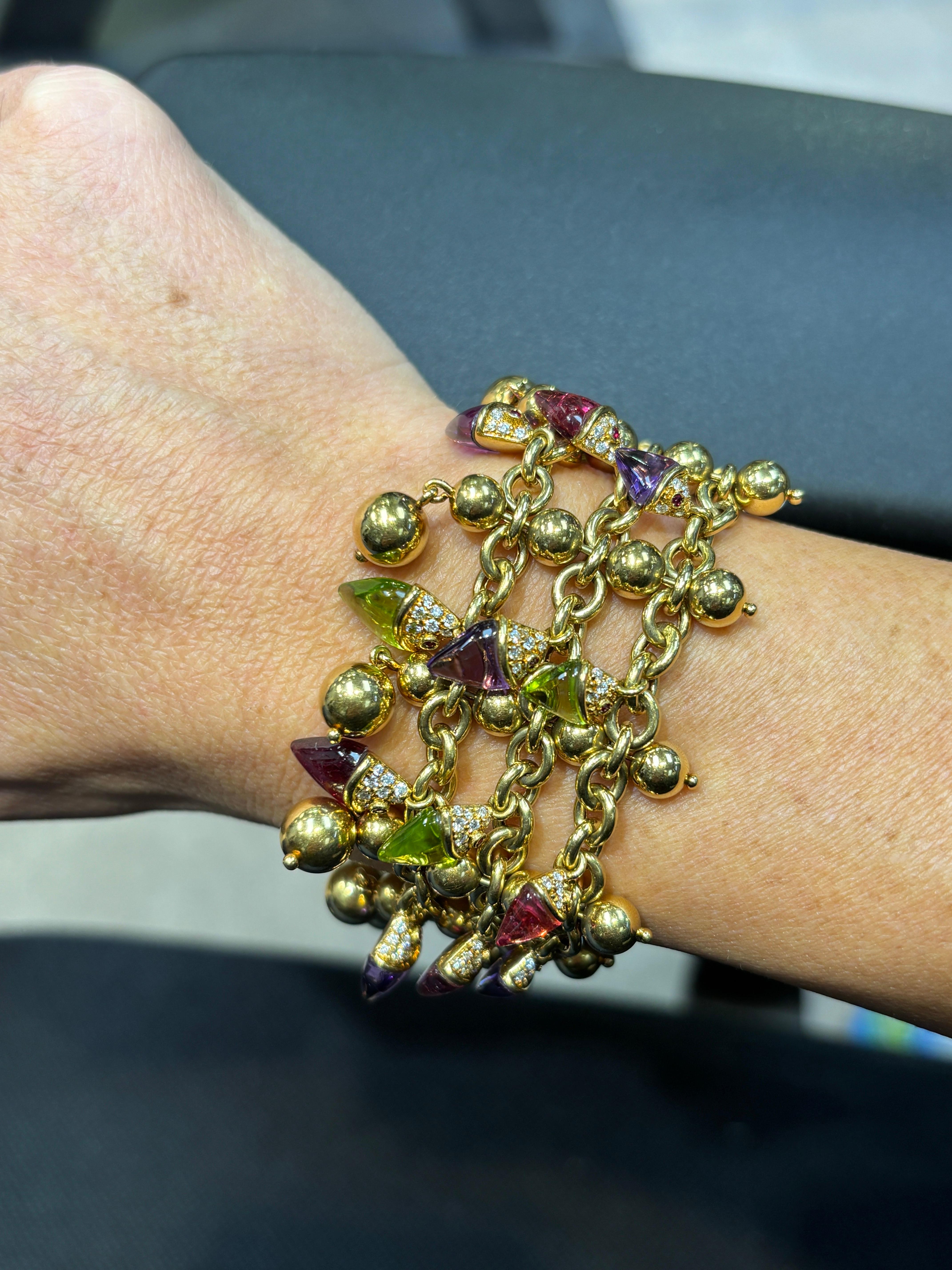 Pulsera Bulgari Naturalia Multi Gem Fish.

Una pulsera engastada con peridoto, turmalina, amatista, diamantes y rubíes como peces

Medidas: 7