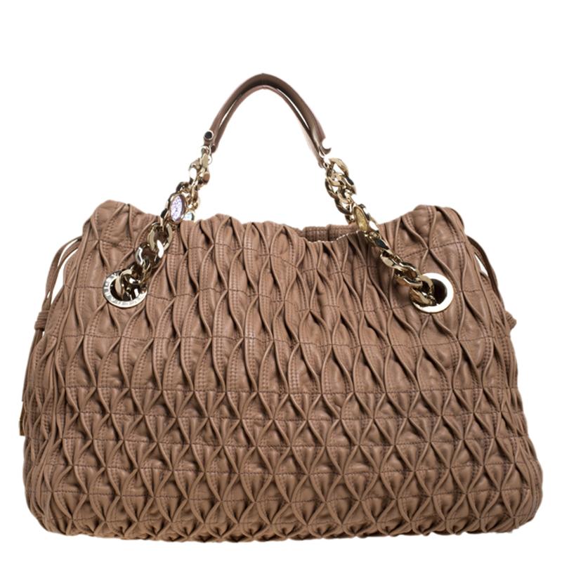 You'll surely love owning this Bvlgari Monte tote as it is stylish and functional. It has been crafted meticulously in Italy and made from quality leather. It comes in a lovely shade of beige and will complement all your outfits. It flaunts a willow