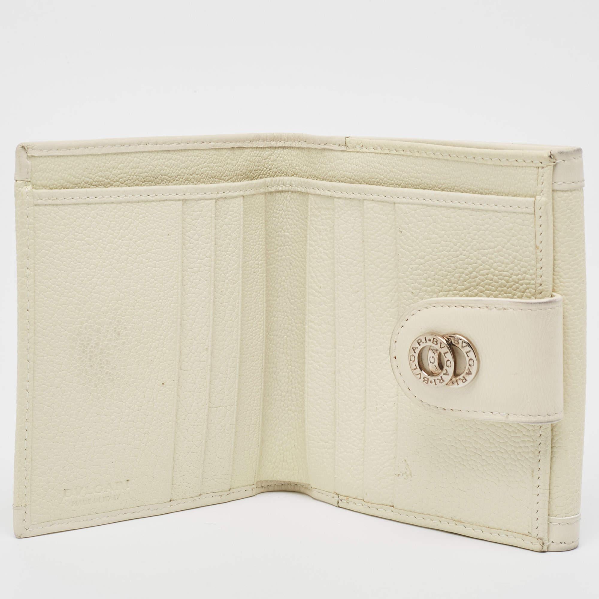 This Bvlgari wallet designed is a luxurious accessory that will prove to be super functional. It is made using durable materials on the exterior and unveils a well-organized interior.