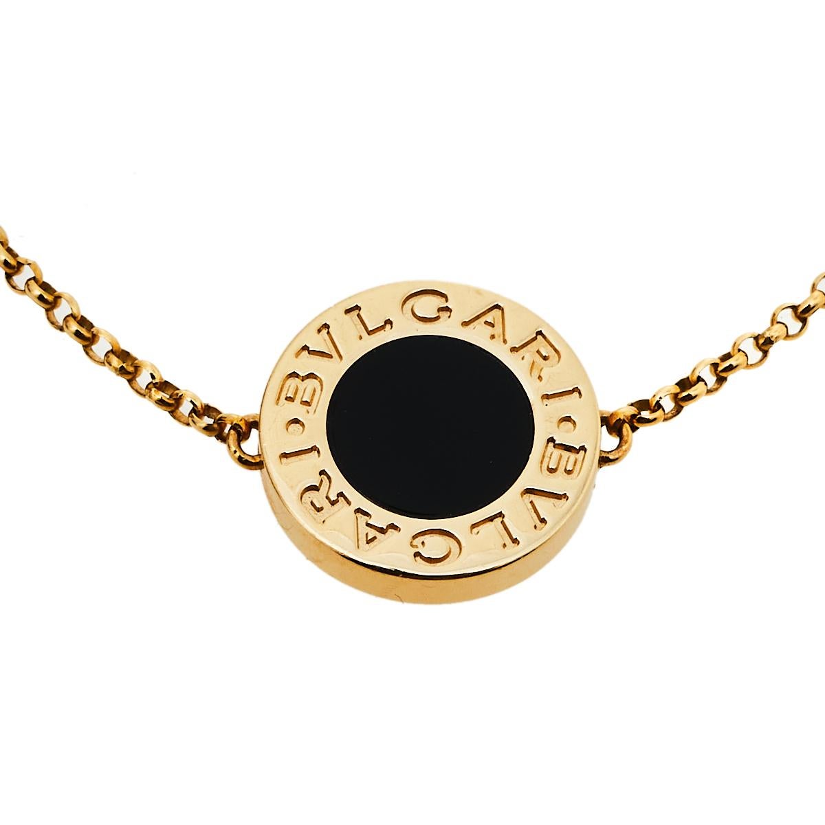 This Bvlgari bracelet is a smart accessory to have in your jewelry collection. It features an iconic Bvlgari coin charm crafted from 18K yellow gold inlaid with a black onyx center and engraved with BVLGARI-BVLGARI. The charm is strung on a gold