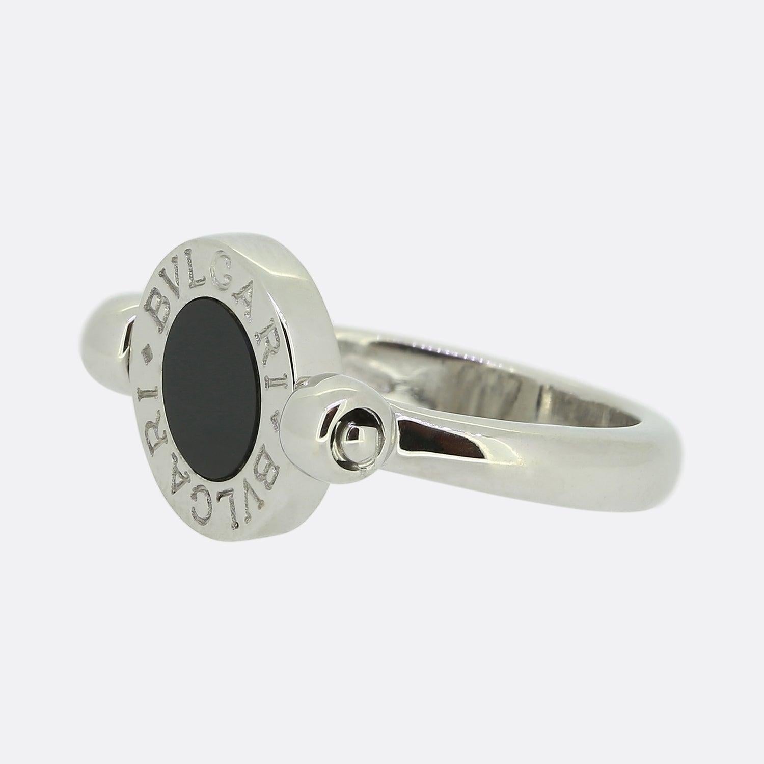 Here we have an 18ct white gold Bvlgari flip ring. One side of the spinning face plays host to a single circular black onyx section whilst the reverse side showcases a cluster of 7 sparkling round brilliant cut diamonds.

Condition: Used (Very