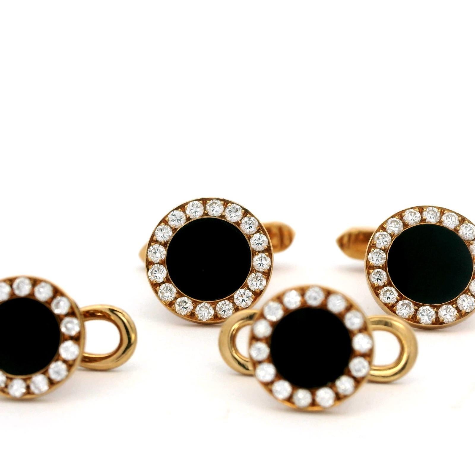 Ensemble de boutons de manchette et de boutons de chemise Bvlgari en onyx et diamants, en or rose 18 carats.

Cet ensemble Bvlgari pour homme se compose d'une paire de boutons de manchette et de trois clous de robe.

Les motifs ronds classiques sont