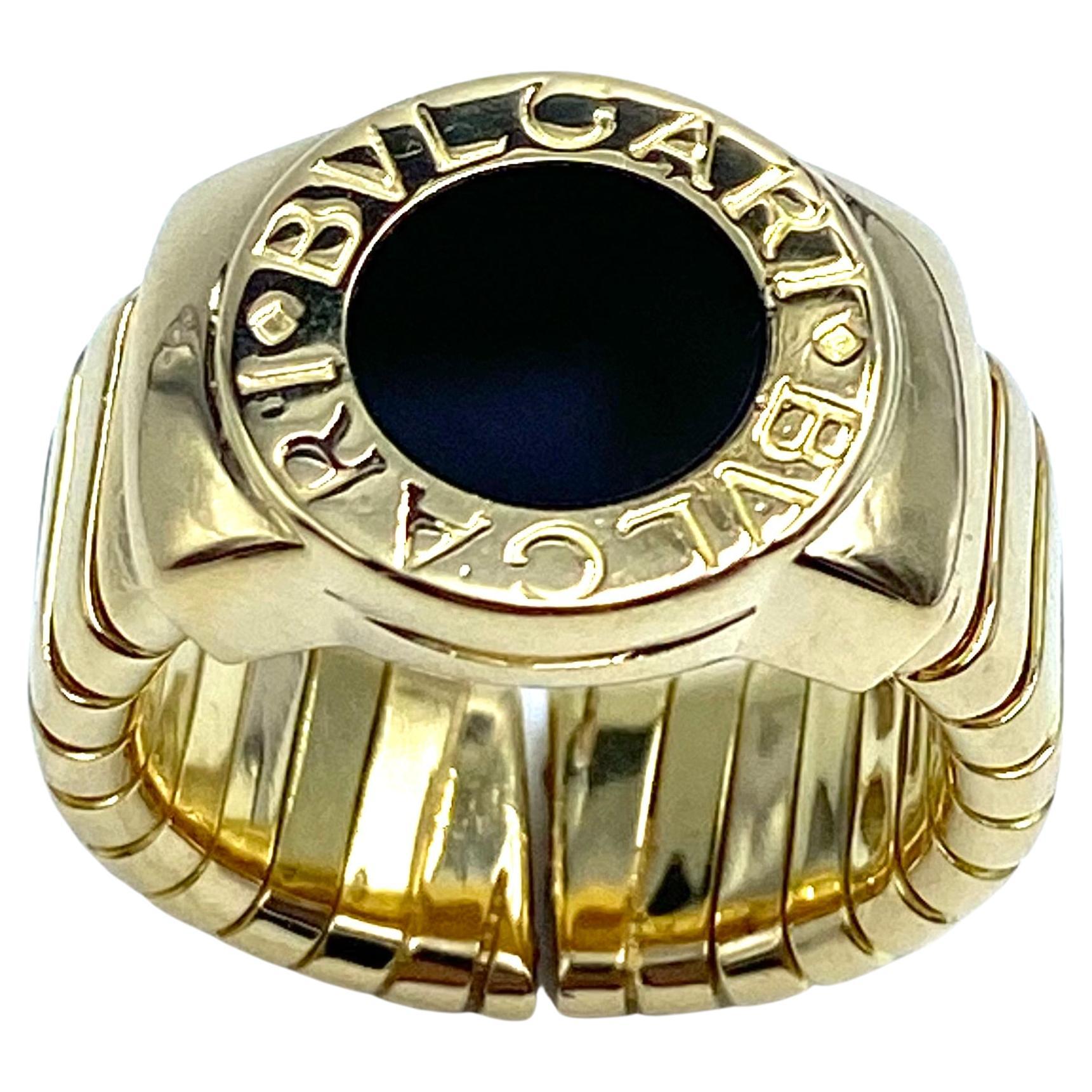 Bulgari signet ring, in 18kt yellow gold with black onyx, made with the famous Tubogas link.
In perfect condition.
Size US 5.5 adjustable and adaptable up to 4 more sizes.
Comes with original leather case.