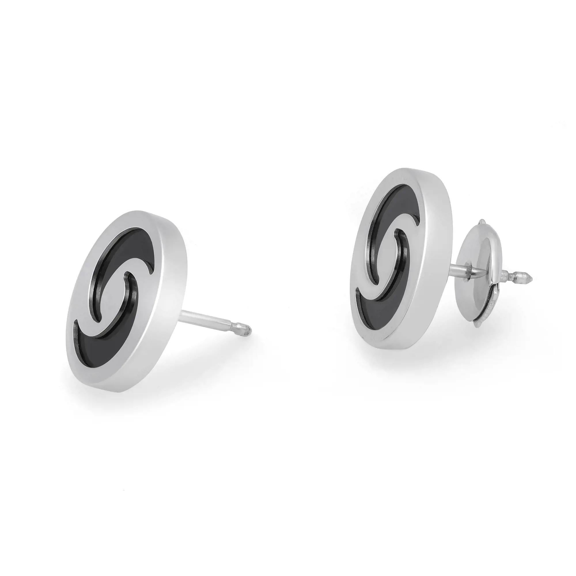 These round stud earrings come from the Optic Illusion collection by Bvlgari. Well crafted in 18K white gold with black Onyx. These earrings feature a round white gold frame with swirl design showing the black Onyx. Measurement: 13mm. Thickness: 2.2