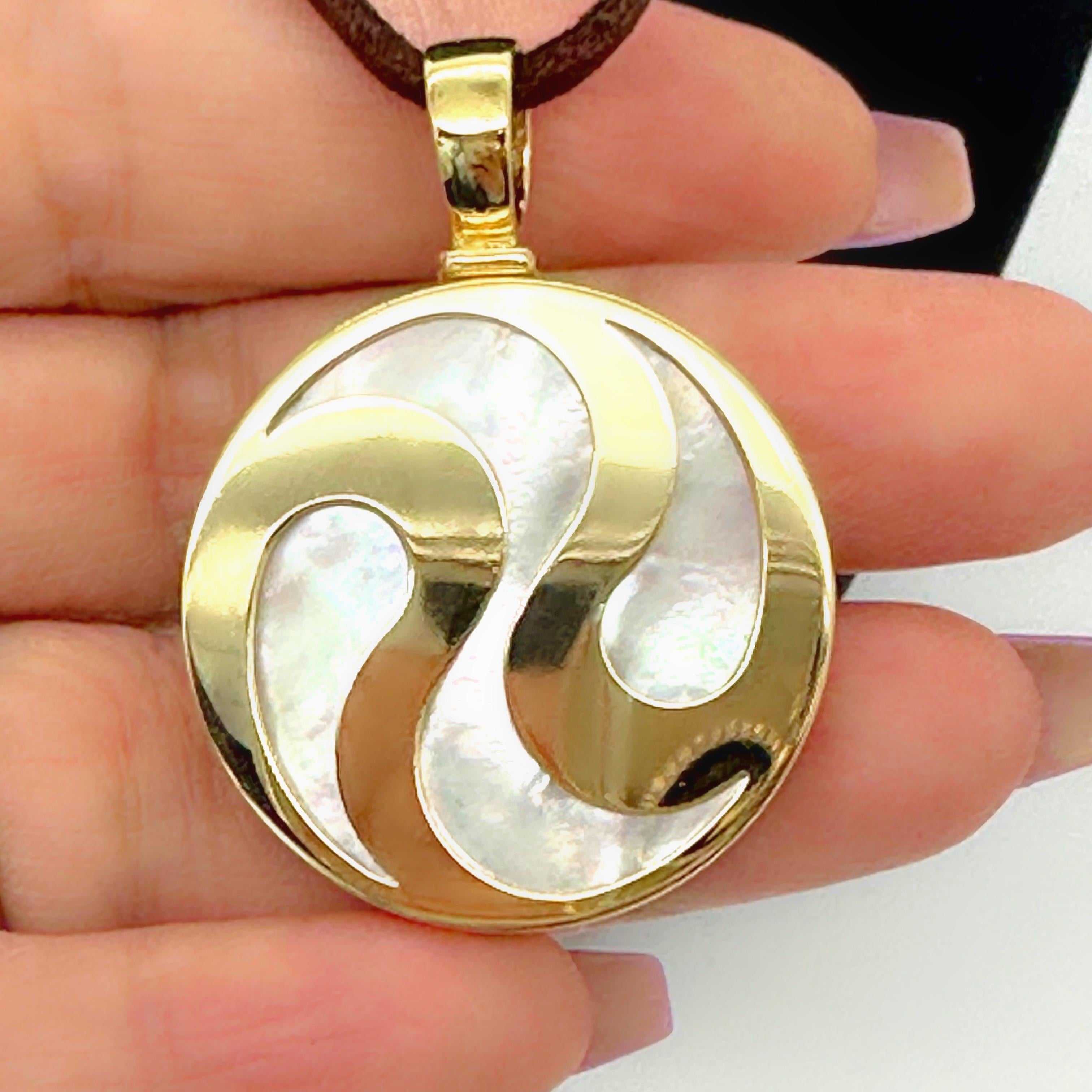 Bvlgari Optical Illusion Spinning Pendant MOP & 18kt Yellow Gold In Excellent Condition For Sale In San Diego, CA