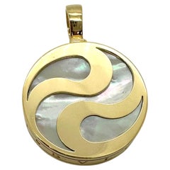 Bvlgari Pendentif tournant optique MOP et or jaune 18 carats