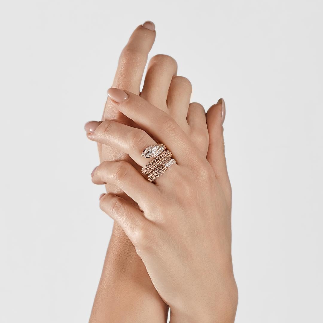Dieser Ring von Bulgari Pallini Serpenti ist eine sanftere Interpretation des ikonischen Symbols des italienischen Schmuckhauses. Das MATERIAL ist mit Diamanten durchsetzt, die in 18-karätigem Roségold gefasst sind, und wird Ihr neuer