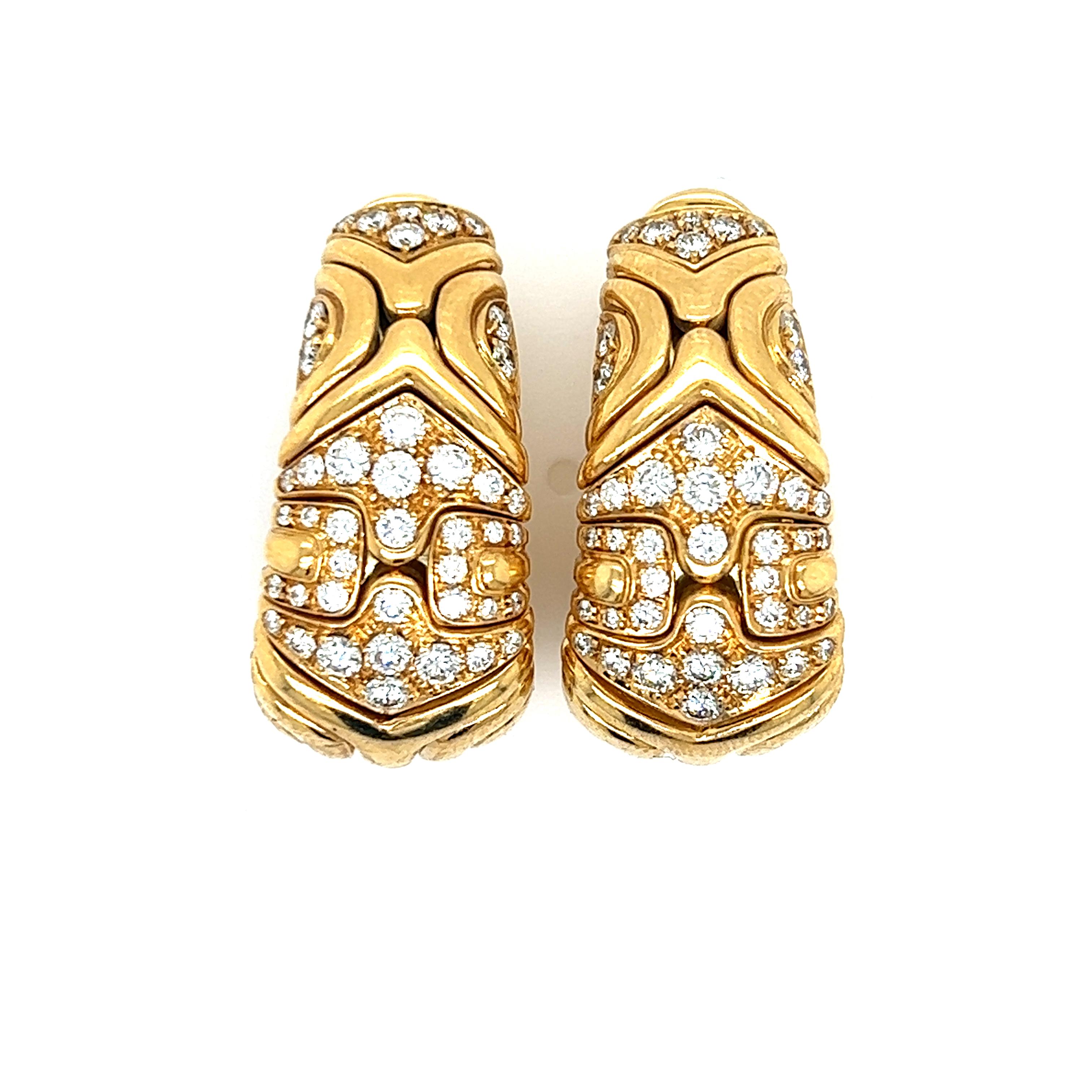    Iconic and rare vintage Bvlgari Panentesi 18k yellow gold diamond ear clips. Composed of sculpted geometric links that are set with graduated sizes of round brilliant cut earth mined diamonds. The diamonds in the design are all white in color