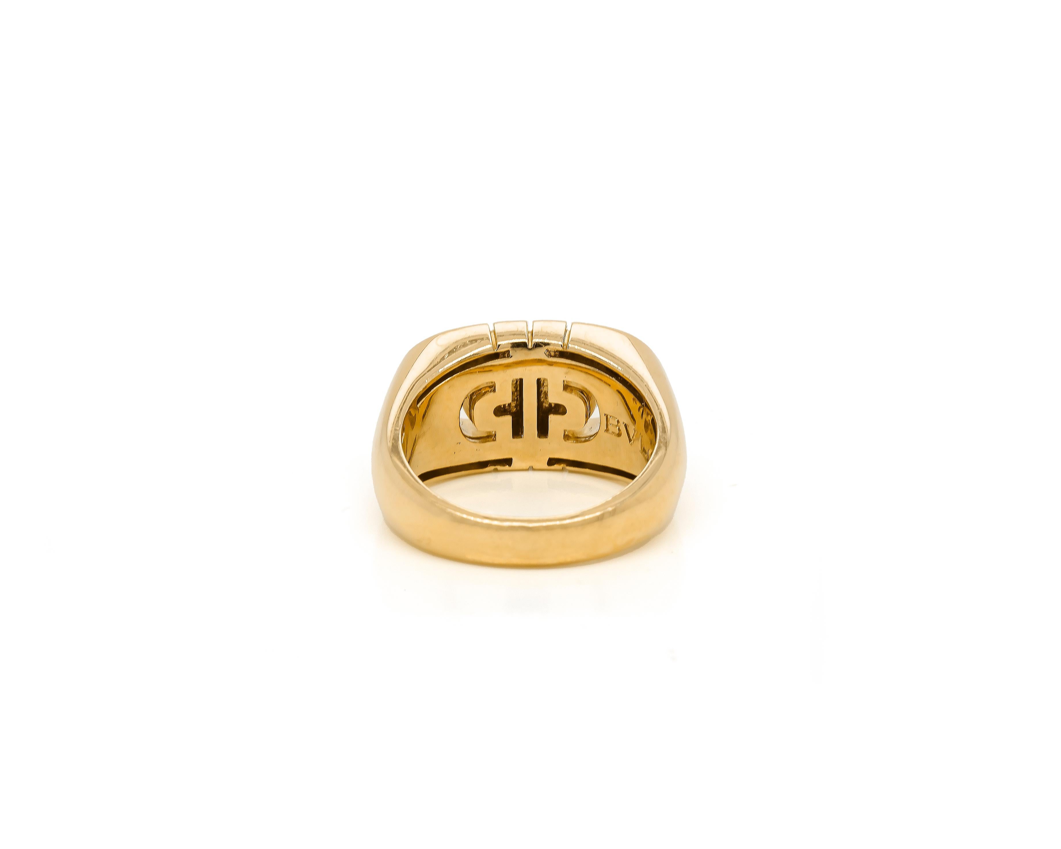 This gorgeous signet style ring by Italian luxury fashion house, Bulgari is from their iconic Parentesi collection. The ring showcases a sculpted geometric design crafted from solid high polish 18 carat yellow gold. The beautiful ring tapers from