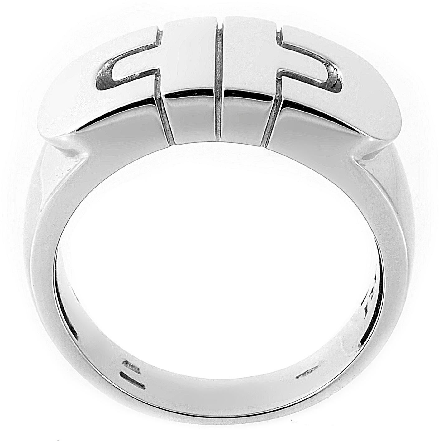 The Parentesi collection is a reinterpretation of one of BVLGARI's most renowned iconic designs, taking inspiration from a typical Roman architectural pattern. This Parentesi ring is made of 18K white gold and features the Parentesi design.
