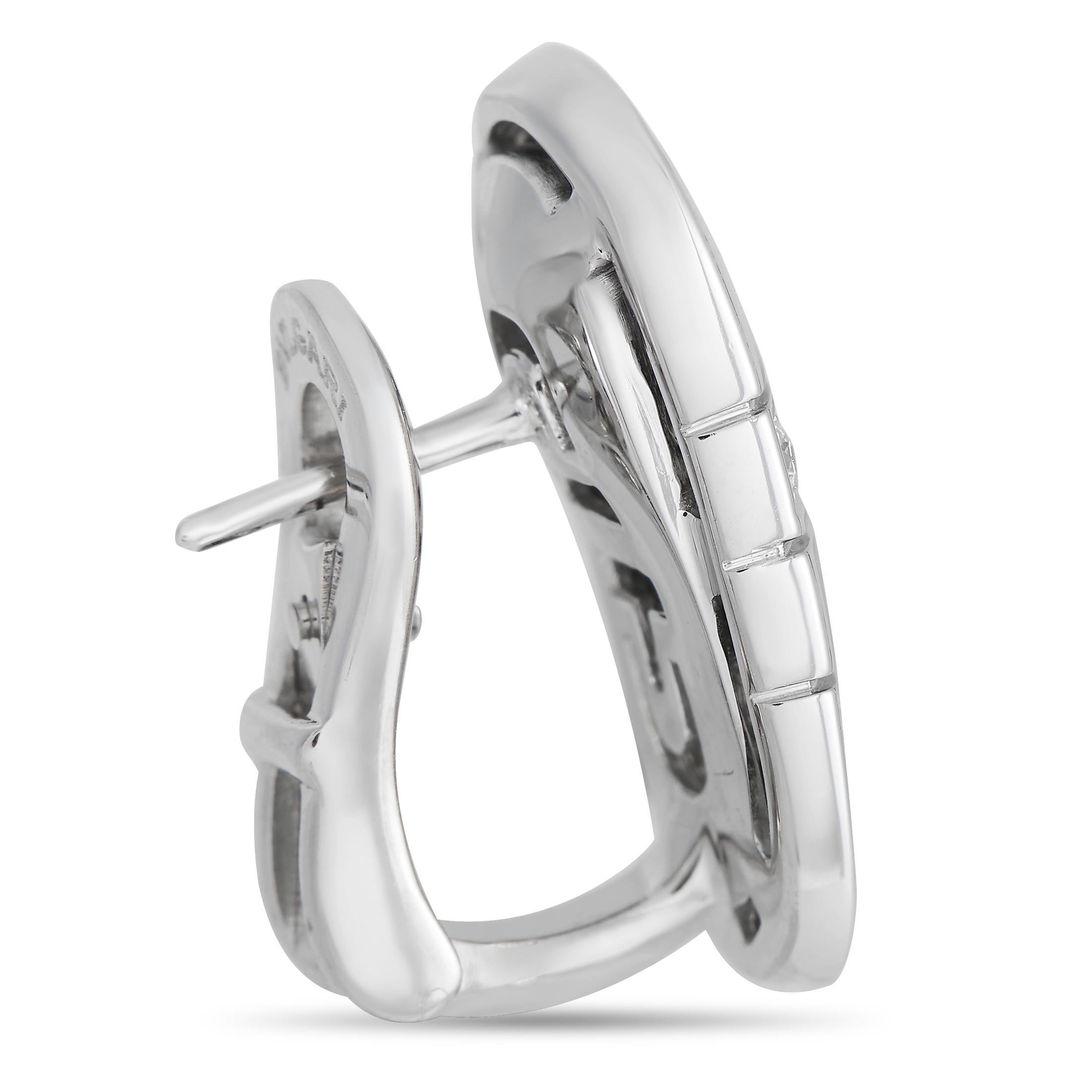 Diese Bvlgari Parentesi Ohrringe bestechen durch ihr understated.design, das jedem Ensemble einen Hauch von Luxus verleiht. Akzentuiert durch Diamanten von insgesamt 0,50 Karat, diese kühne Ohrringe messen 0,75 lang durch 0,37 breit und sind aus