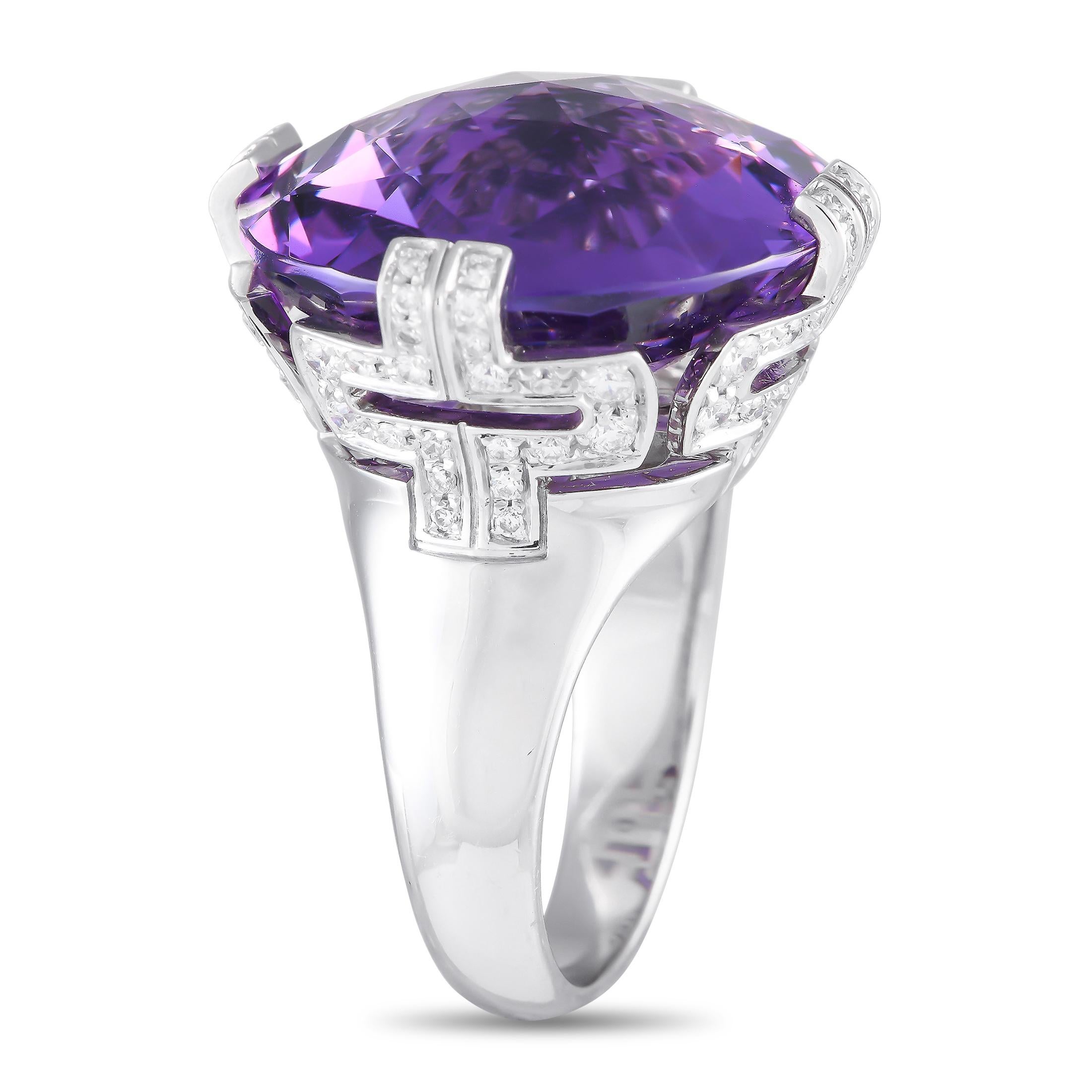 Stai guardando un anello di grande effetto dell'iconica Collection'S di Bvlgari. Questo pezzo è stato progettato per riflettere il fascino senza tempo delle meraviglie architettoniche di Roma. L'anello è realizzato in oro bianco, con spalle