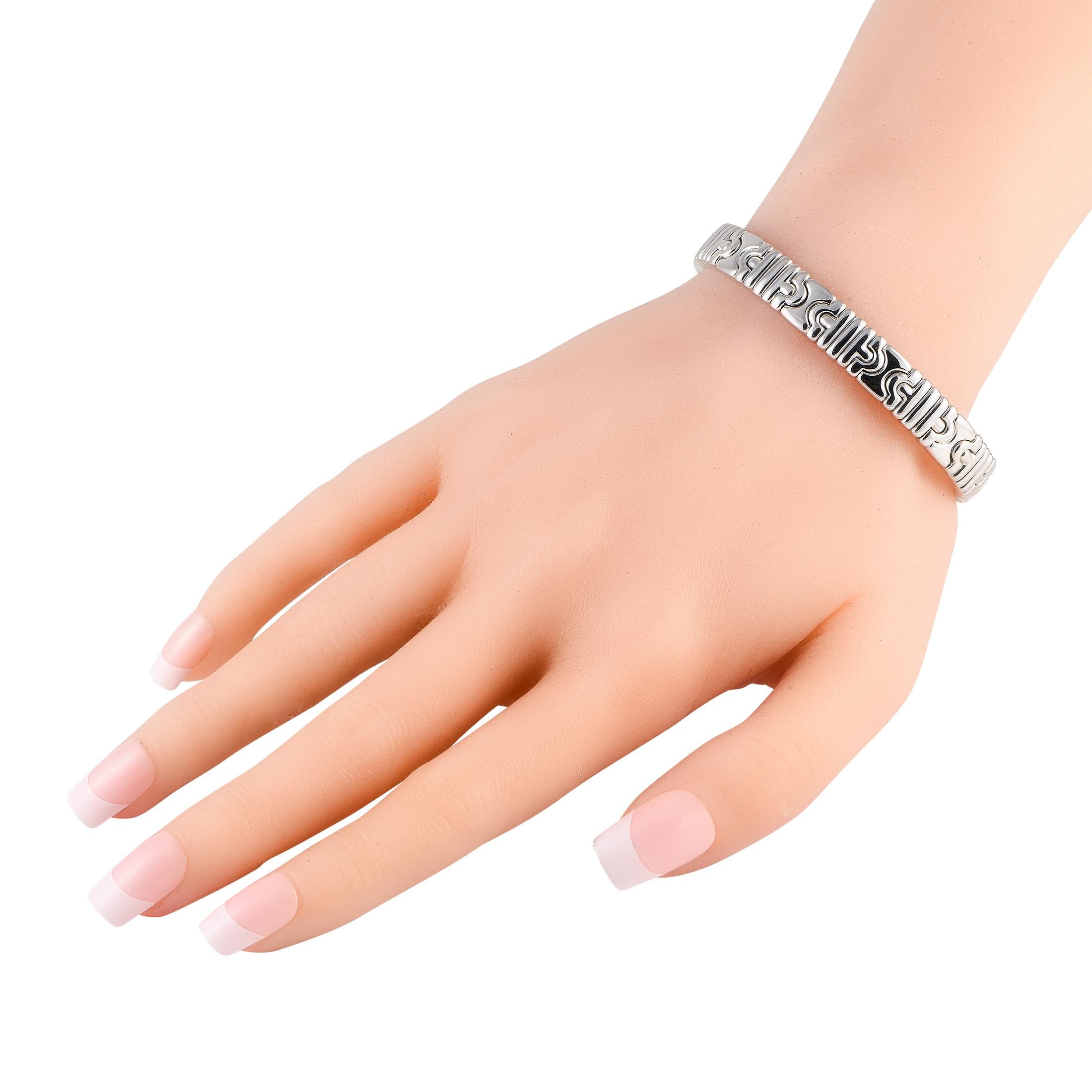 Dieser Armreif von Bvlgari Parentesi besteht aus geometrischen Gliedern und ist elegant und unglaublich raffiniert. Das aus schimmerndem 18-karätigem Weißgold gefertigte Schmuckstück ist 7,65 cm lang und verfügt über eine integrierte Schließe, die