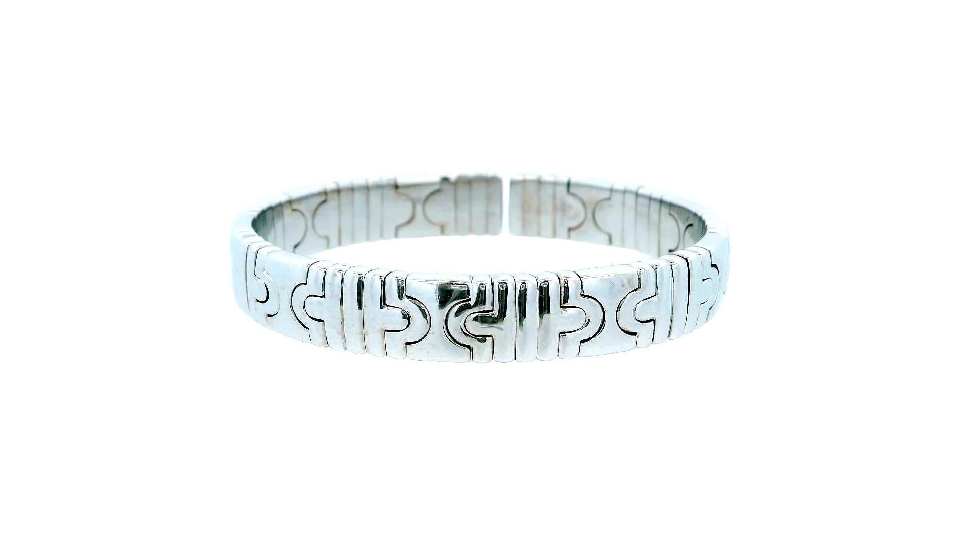 La pulsera de oro blanco Bvlgari es un testimonio de la artesanía italiana.

Esta elegante pieza está fabricada en oro blanco de 18 quilates y presenta un diseño elegante y moderno.

La longitud de 15,0 cm del brazalete se ajusta perfectamente,