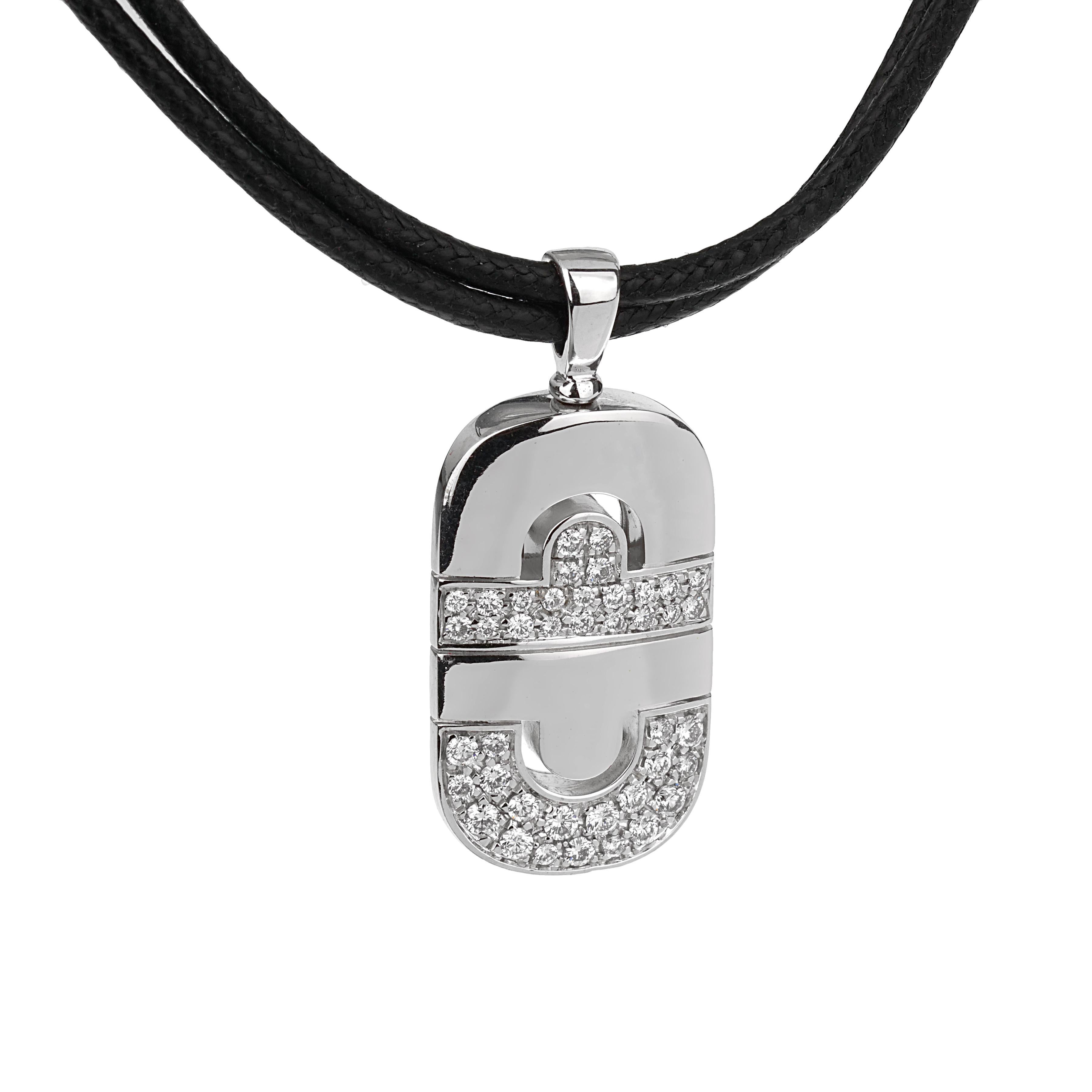 La collana con ciondolo Bvlgari Parentesi in oro bianco 18 carati è uno straordinario mix di eleganza contemporanea e design senza tempo. Questo squisito pezzo, che fa parte dell'iconica collezione Collectional di Bvlgari, combina materiali lussuosi