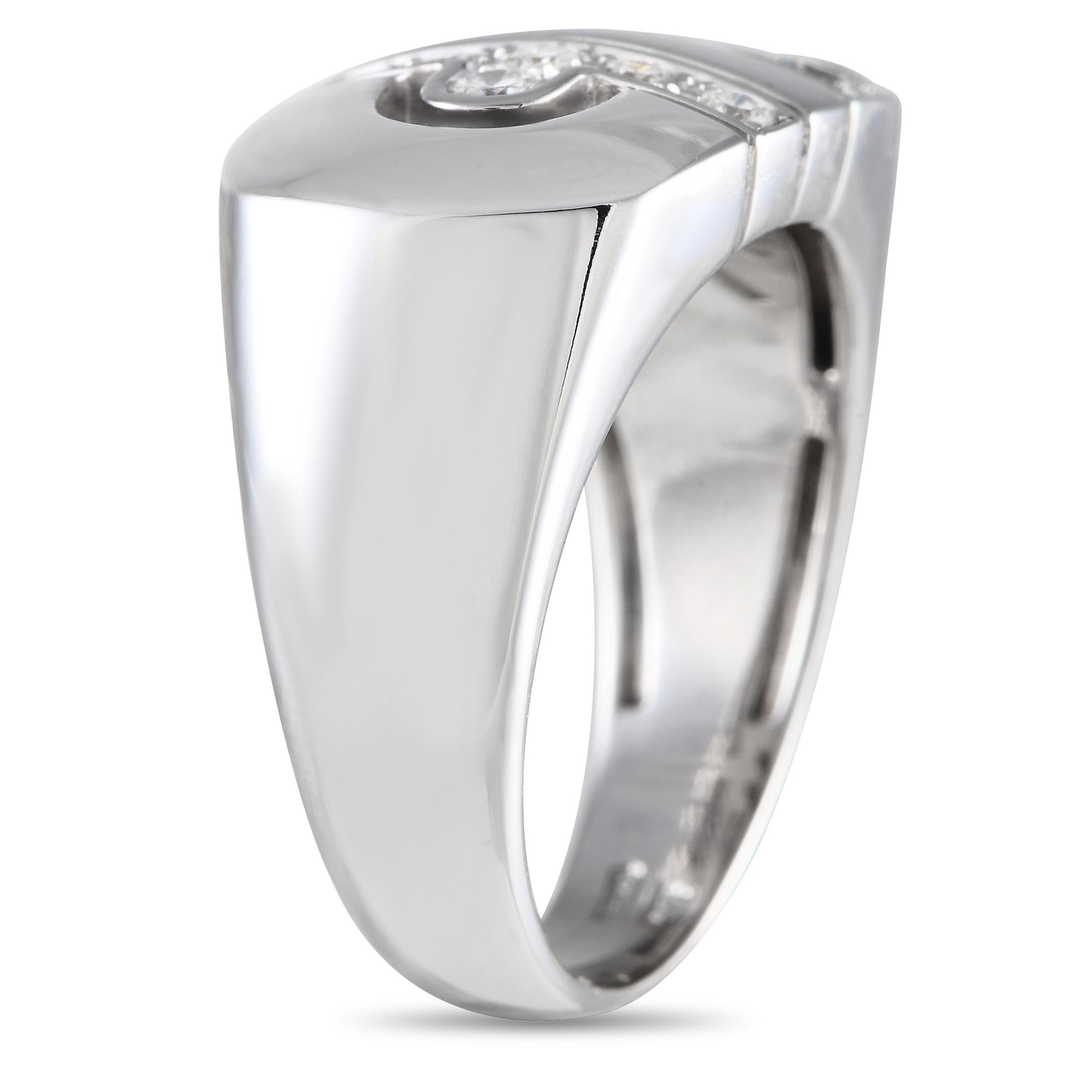 Con un pedazo de brillo y estilo, este anillo Bvlgari Parentesi constituye una valiosa adición a cualquier colección de joyas vintage. Presenta una banda de oro blanco macizo con hombros gruesos y abombados y una parte superior plana con el icónico