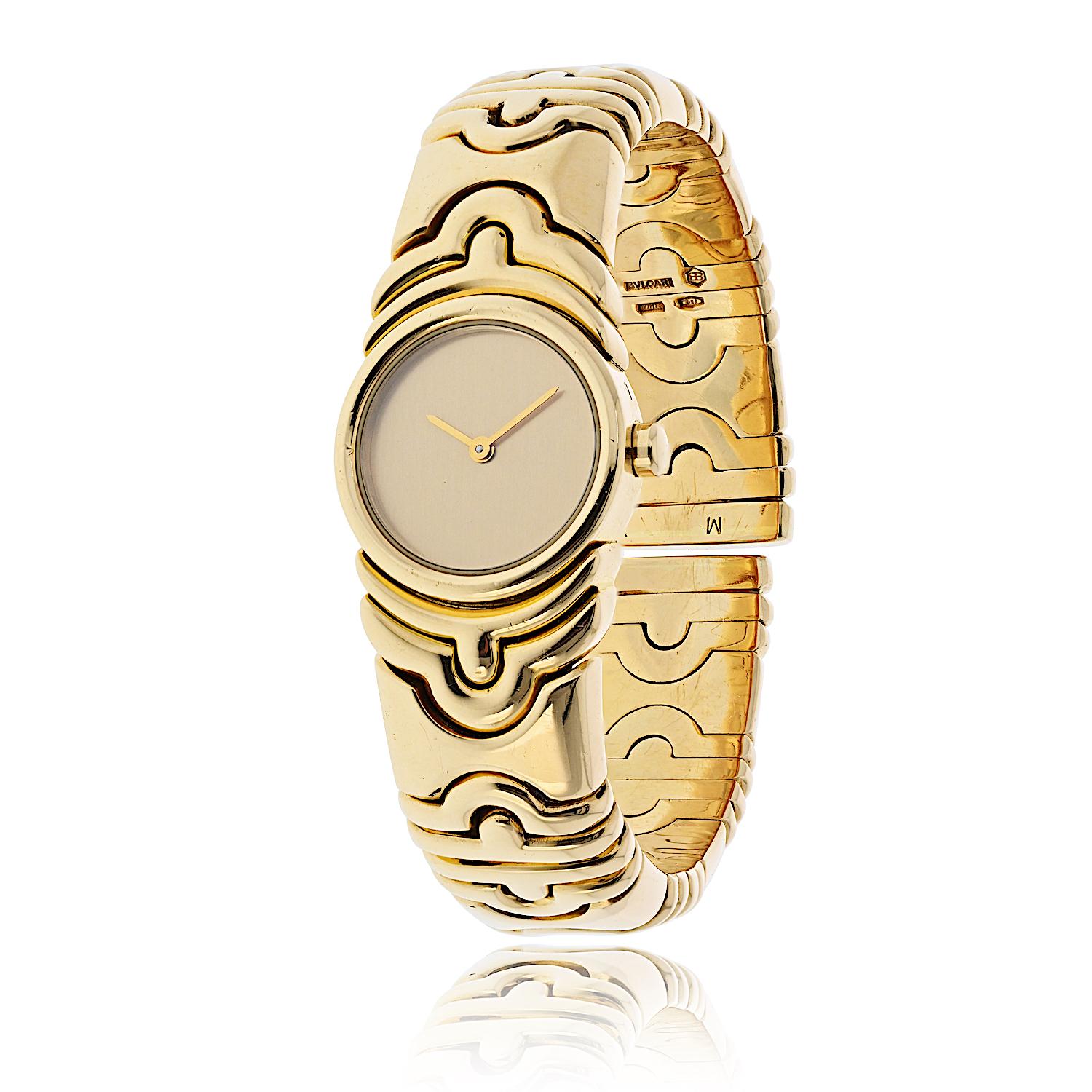 La montre Bvlgari Parentesi en or jaune 18 carats BJ 01 H54486 est un exemple raffiné du design italien intemporel de la marque des années 1980. 

Entièrement réalisée en or jaune 18 carats, cette élégante pièce d'horlogerie présente un boîtier de