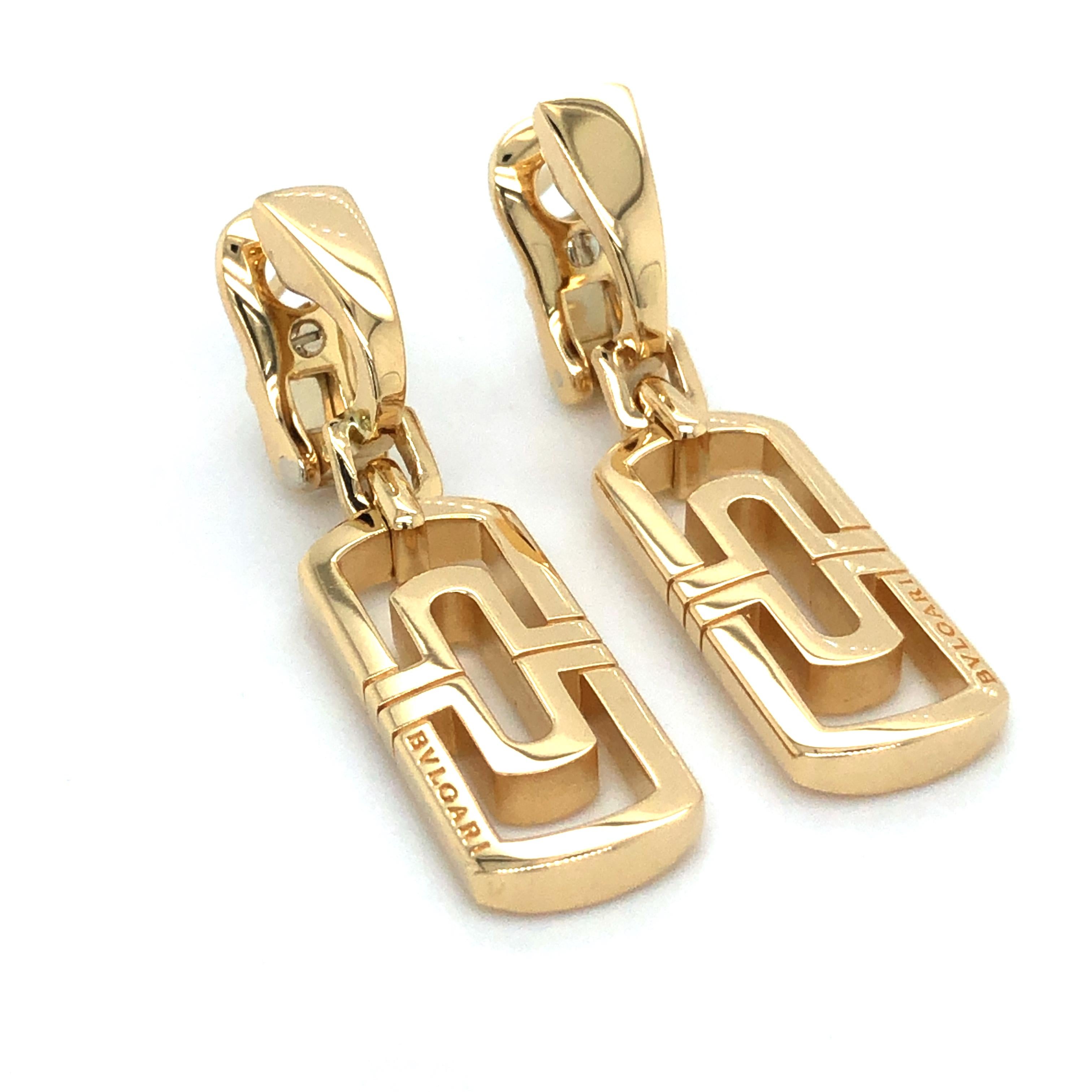  Ikonische und seltene Vintage-Ohrringe von Bvlgari Panentesi aus Gelbgold, die baumeln. Die Ohrringe zeigen einzigartige geometrische Muster, die in massivem 18-karätigem Gold gefertigt sind. Die Ohrringe haben eine quadratische Form und zeigen