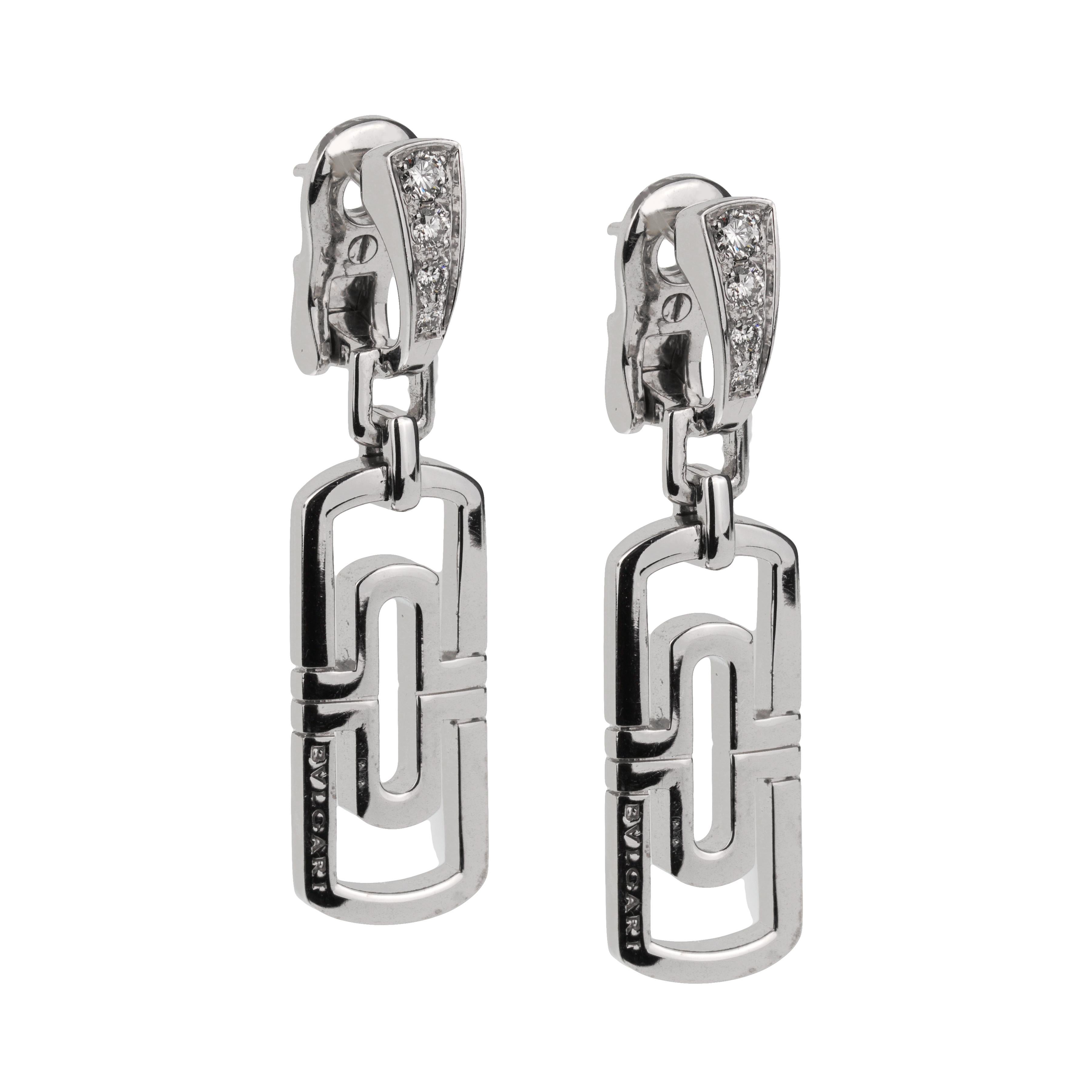 Gli orecchini a goccia Bvlgari Parentesi Diamond in oro bianco 18k rappresentano il perfetto equilibrio tra eleganza senza tempo e design contemporaneo. Parte dell'iconica collezione Collectional di Bvlgari, questi orecchini si ispirano ai motivi