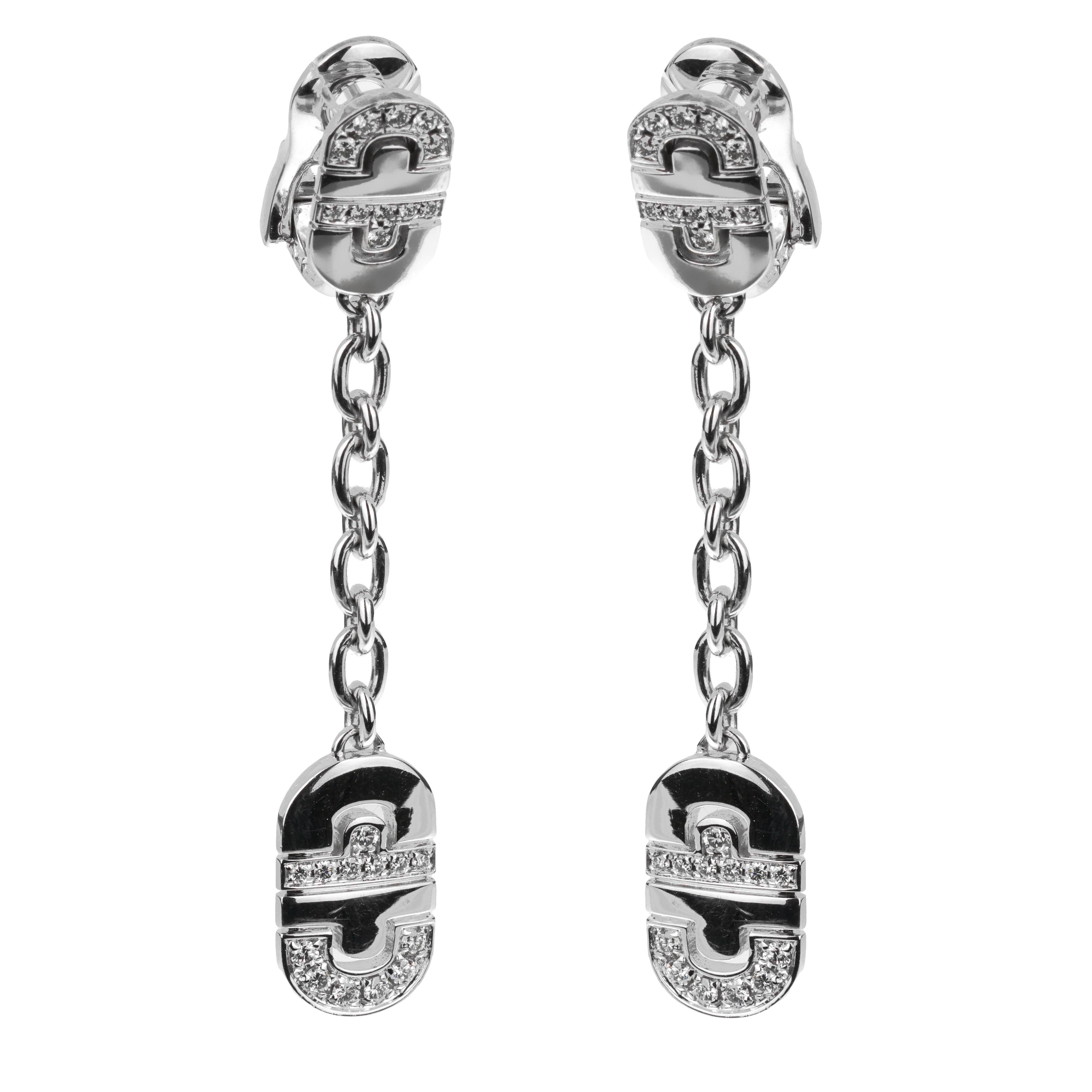 Gli orecchini a goccia Bvlgari Parentesi Diamond in oro bianco 18k incarnano il perfetto connubio tra design contemporaneo ed eleganza senza tempo. Questi orecchini, che fanno parte della collezione Bvlgari Collection, dimostrano l'impegno del