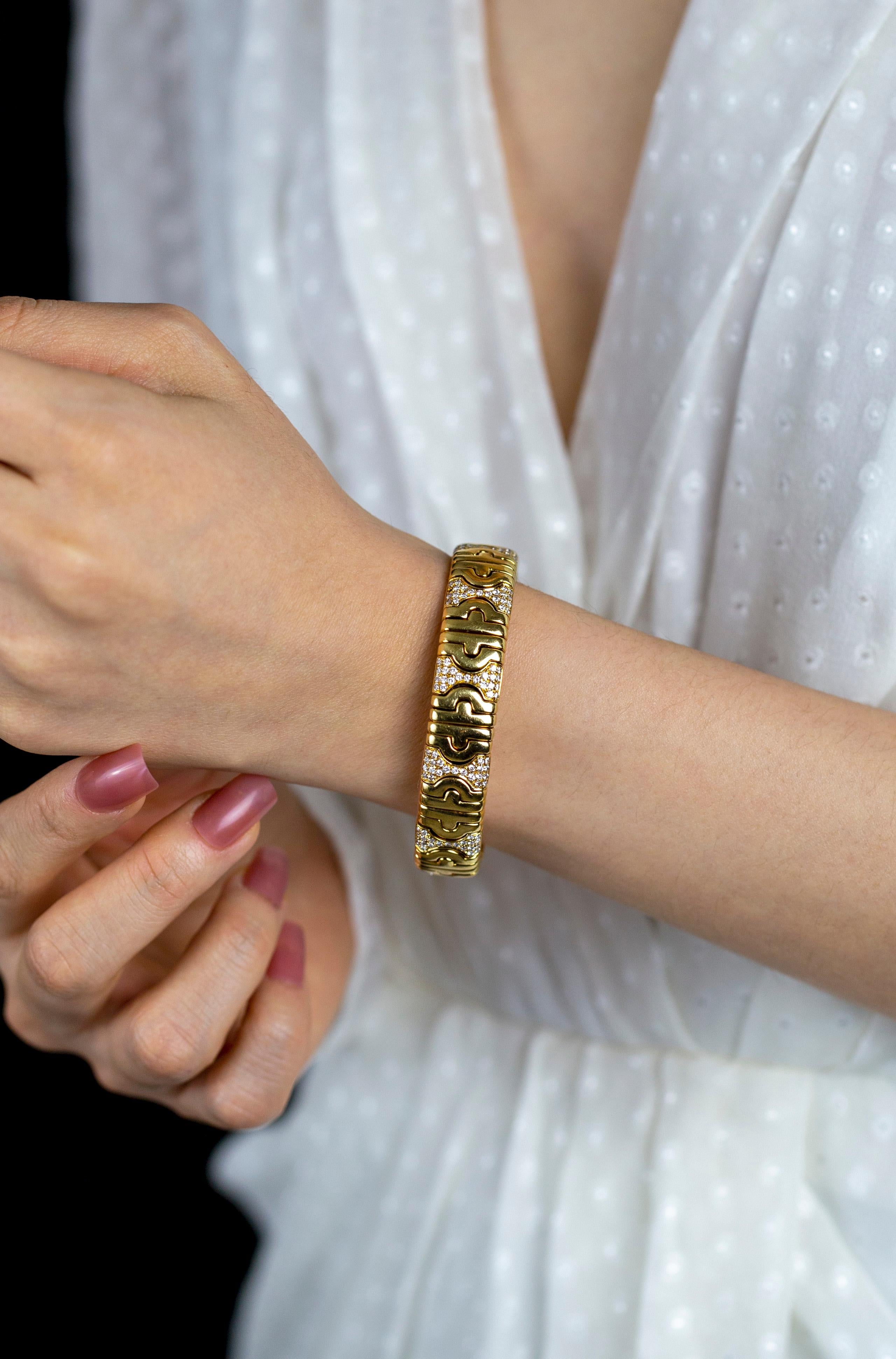 Taille ronde  Bvlgari Parentesi - Bracelet manchette en or et diamants en vente