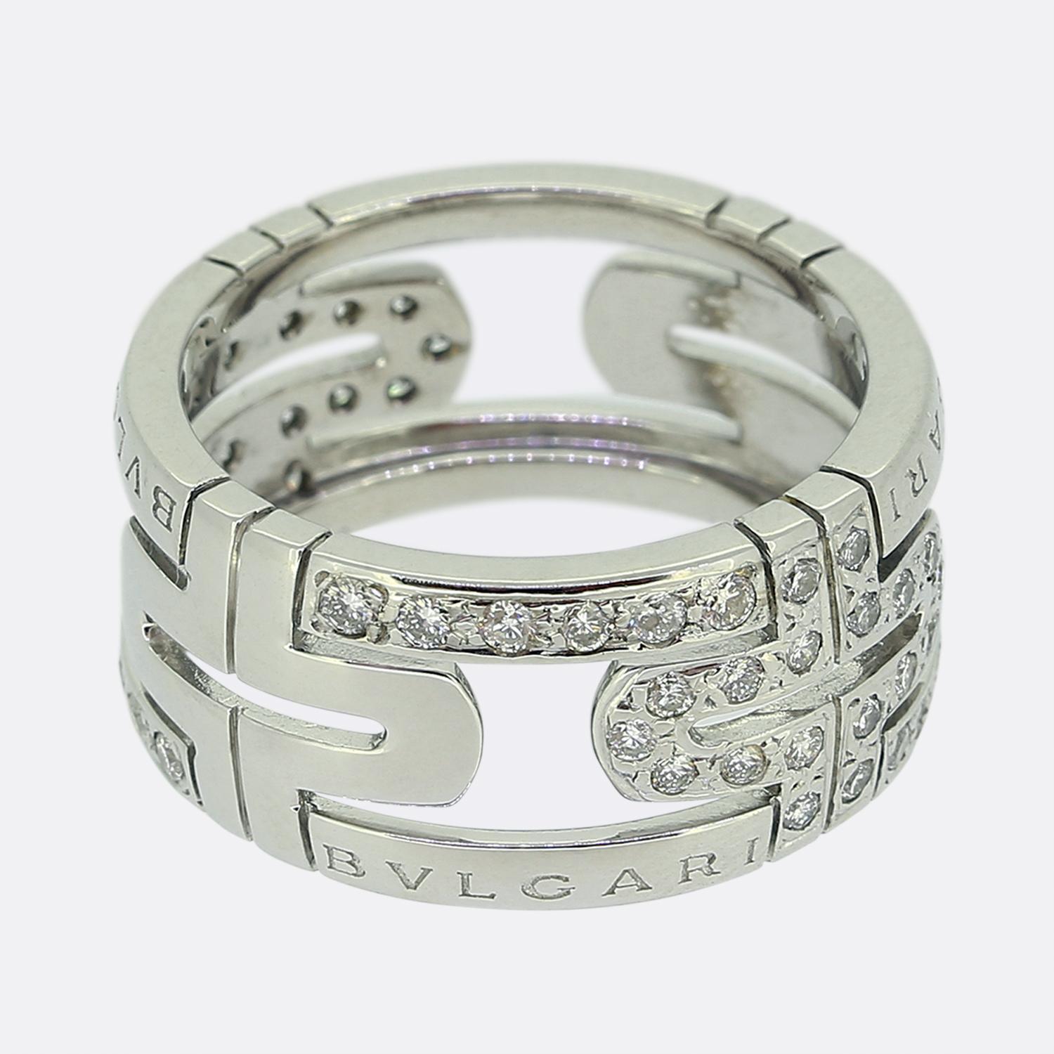 Hier haben wir einen raffinierten Statement-Ring aus dem weltbekannten italienischen Schmuckhaus Bvlgari. Dieses Stück zeigt ein modernes Design mit einer kühnen, geometrischen Struktur. Der aus luxuriösem 18-karätigem Weißgold gefertigte Ring