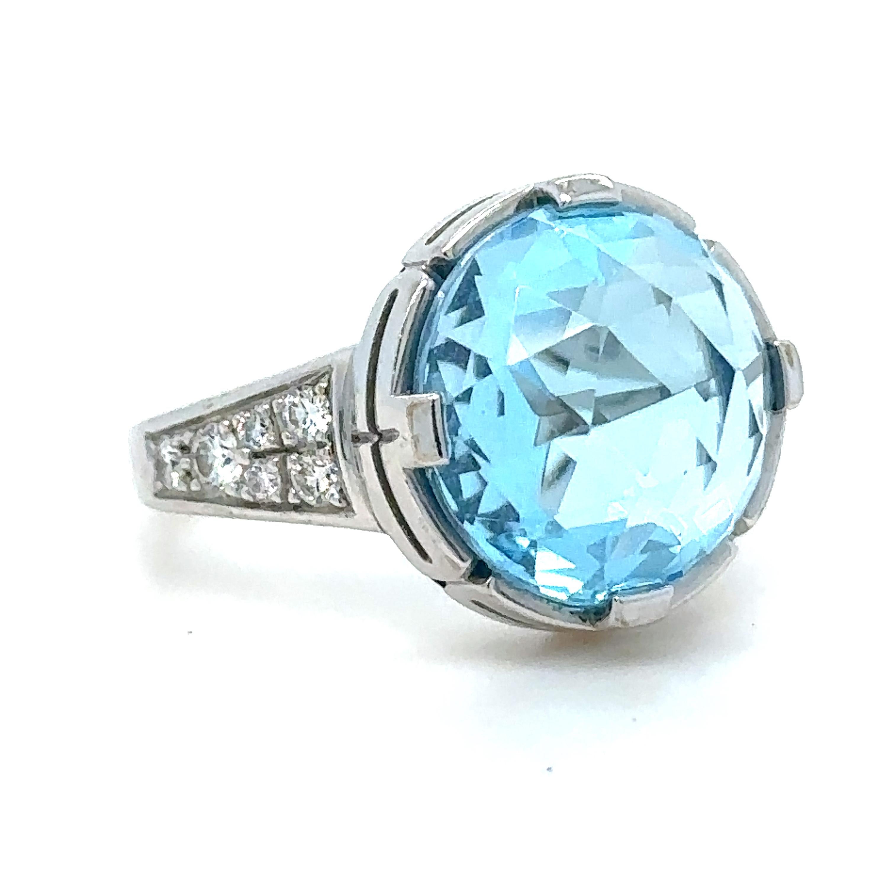 A Bvlgari Parentesi Diamond Topaz Cocktail Ring in White Gold with One large Blue Topaz and 12 x diamonds.

Metal: 18k White Gold
Carat: Blue Topaz 2.3ct  Diamond 0.32ct
Colour: N/A
Clarity:  N/A
Cut: Round Brilliant Cut
Weight: 6.2