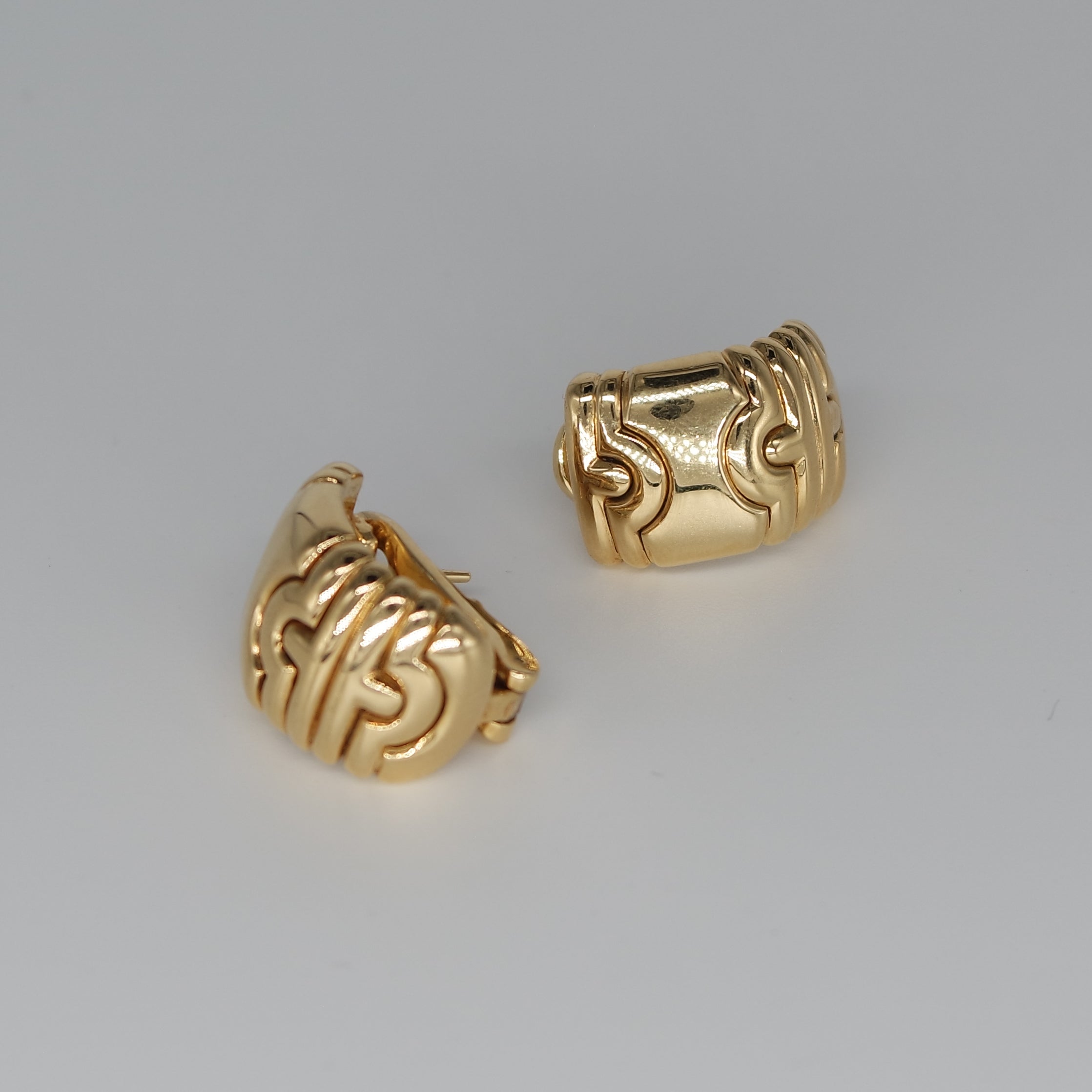 These exquisite authentic Bulgari earrings of immaculate design and artistic craftsmanship are of Italian provenance, crafted in solid 18K yellow gold, weighing  20 grams. They are part of the iconic 