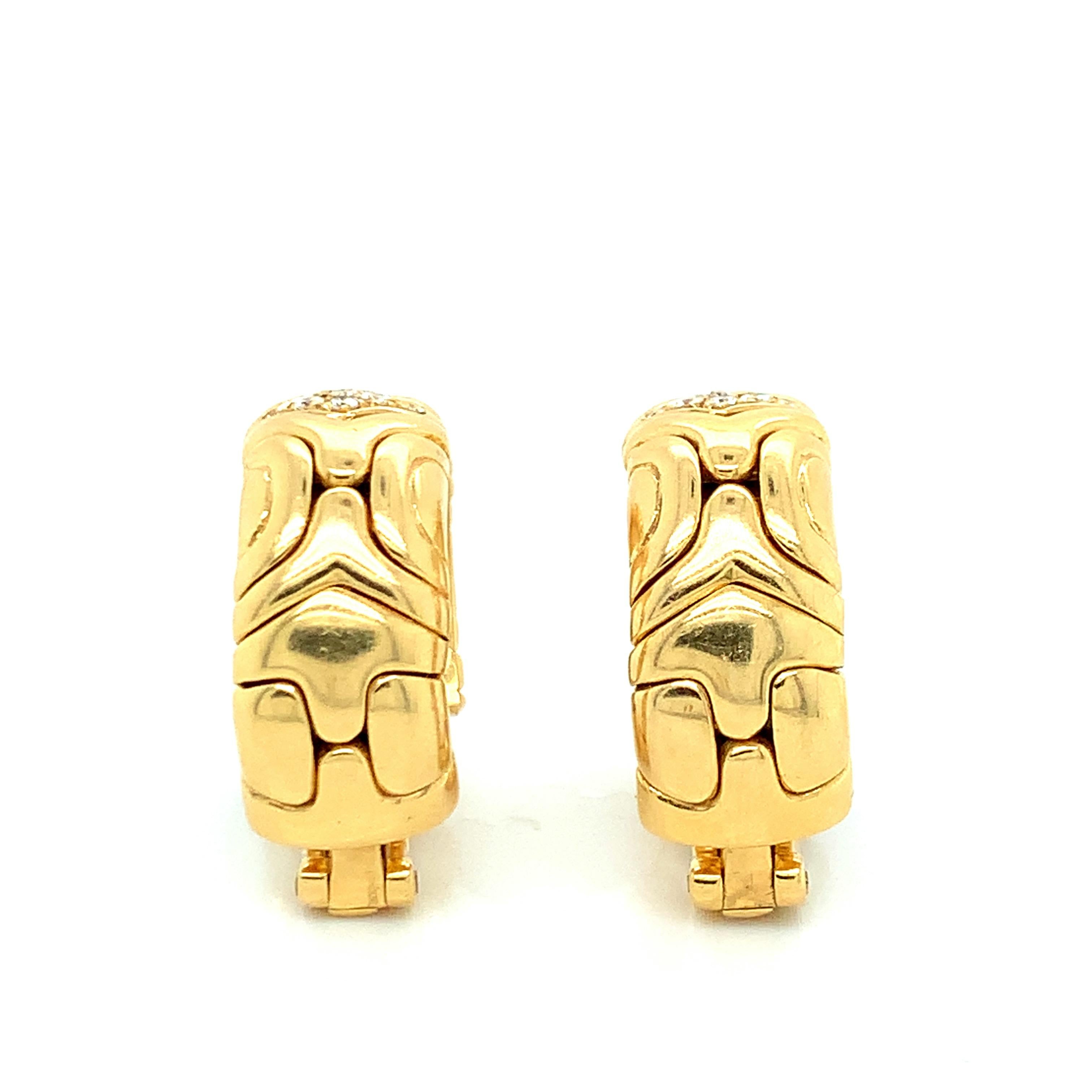 Bvlgari 18 karat yellow gold ear clips from the iconic Parentesi collection. Marked Bvlgari. Total weight: 30.8 grams. Width: 2.2 cm. Length: 2.3 cm. 