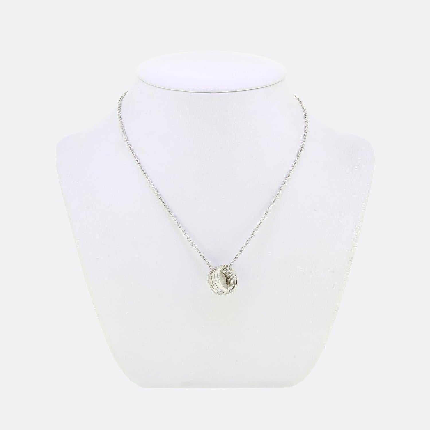 Ecco una collana in oro bianco 18ct del designer di gioielli di lusso Bvlgari. Questo iconico ciondolo arrotondato è stato realizzato con un design aperto e coerente su tutta la circonferenza. È firmato 