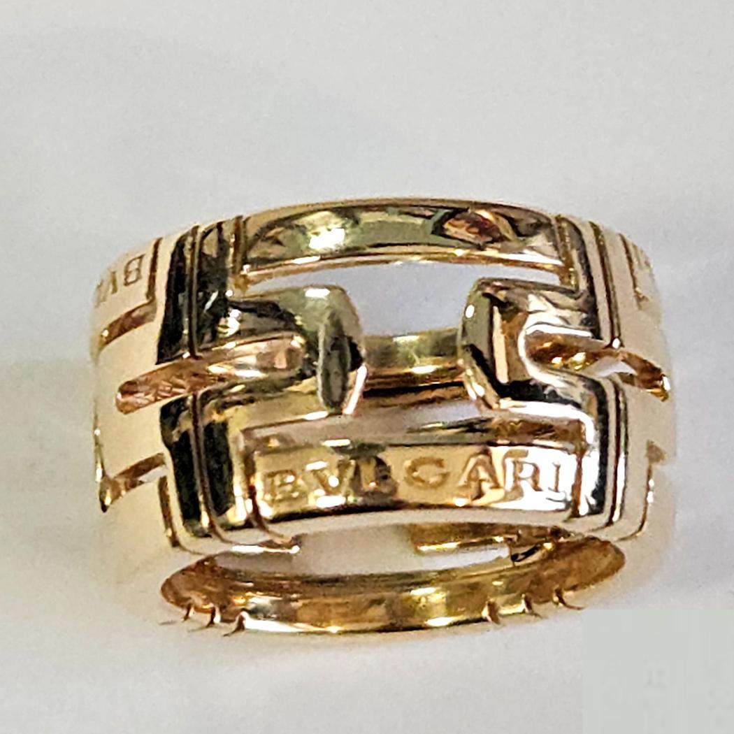 Anello Bvlgari Parentesi in oro giallo 18k, fascia 11mm, misura 4.5, 9.8g

Descrizione:
Questo anello Bvlgari Parentesi è un esempio iconico dell'eredità del design della Maison. Realizzata in Italia in oro giallo 18 carati, la fascia larga misura