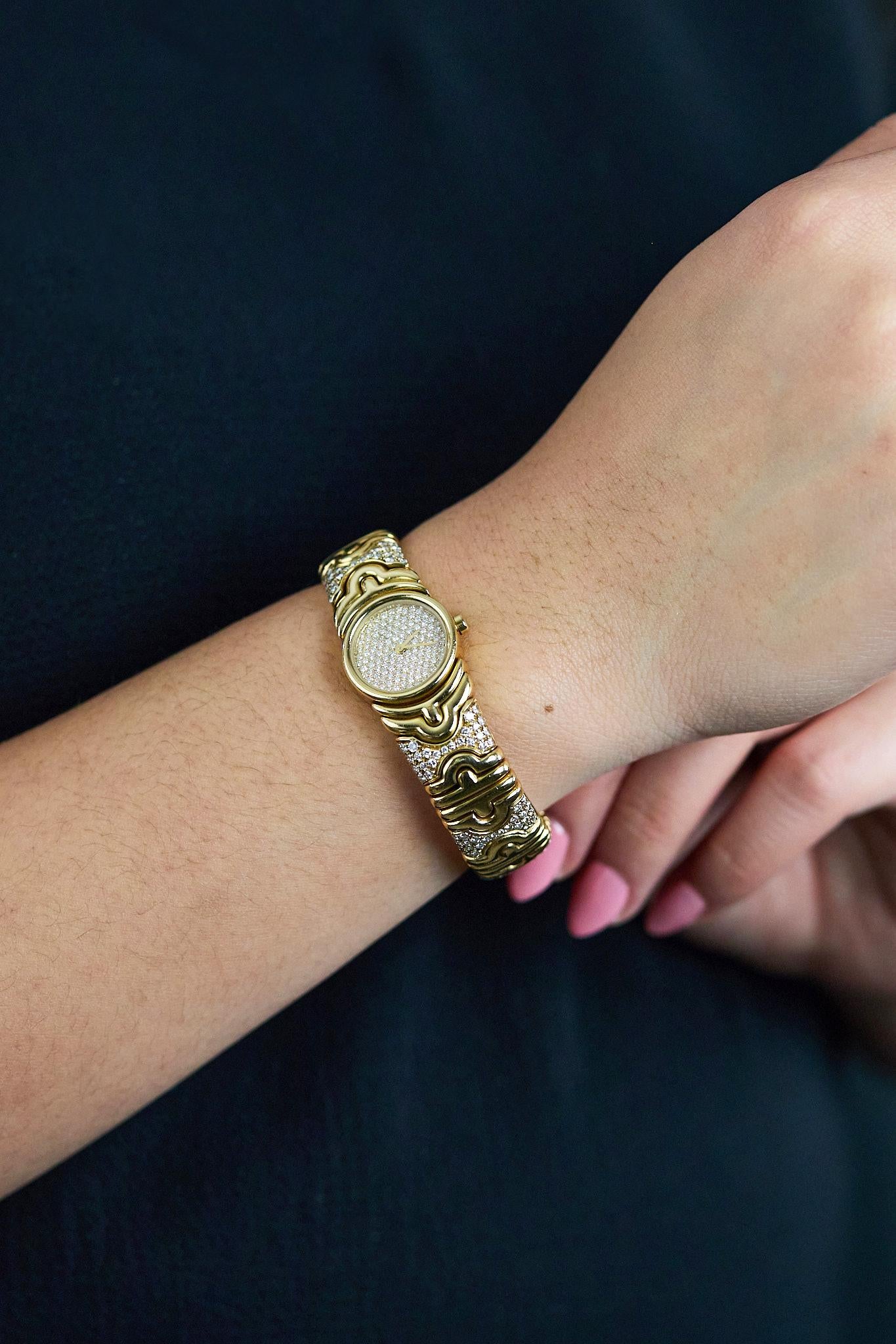 Taglio rotondo Bvlgari Parentesi Round Brilliant Cut Diamond 18K Yellow Gold Cuff Bangle Watch in vendita