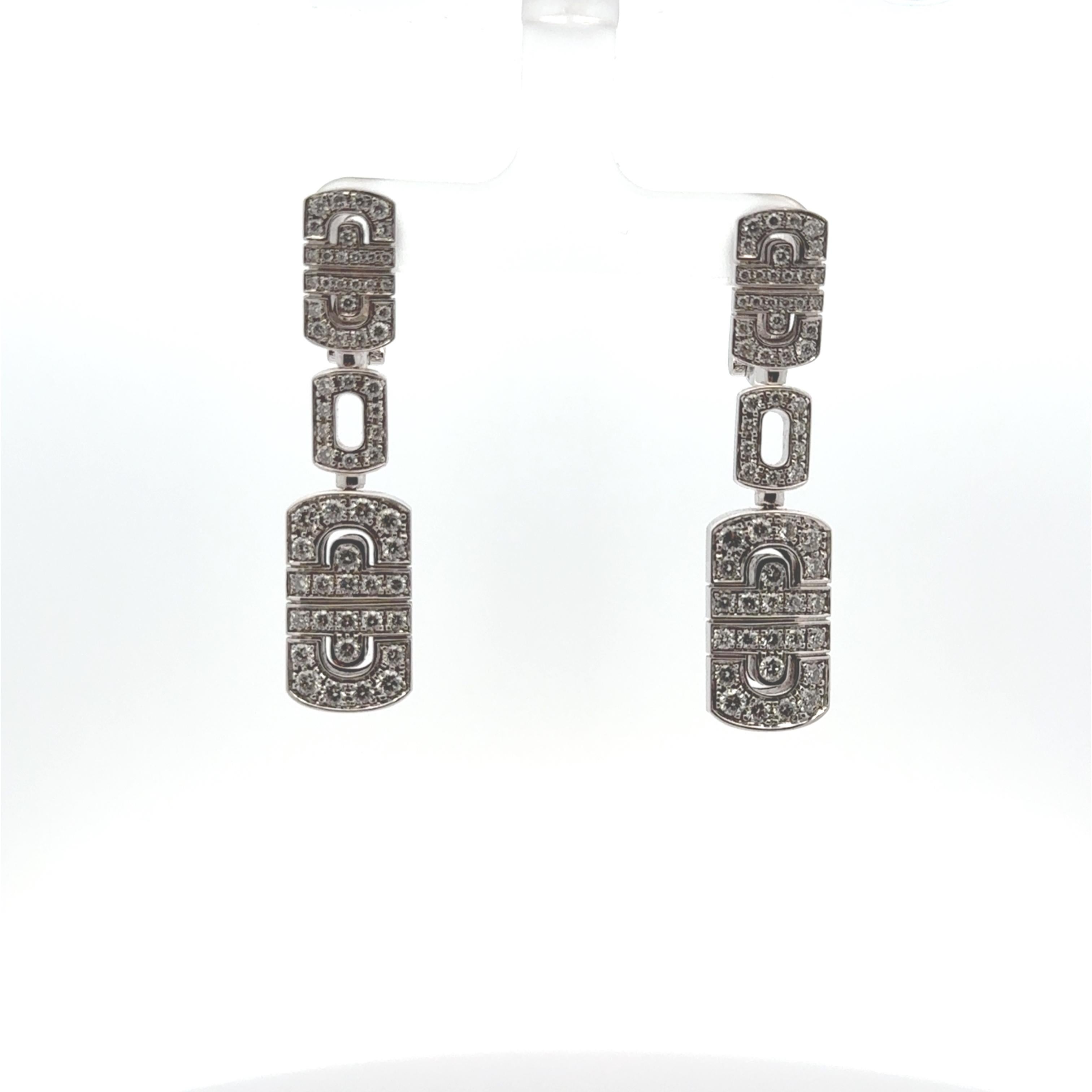 Experience timeless elegance with these BVLGARI Parentesi earrings, crafted from luxurious white gold and adorned with 2.05 carats of dazzling diamonds. Iconic in design and masterfully crafted, these earrings embody the sophisticated allure of the