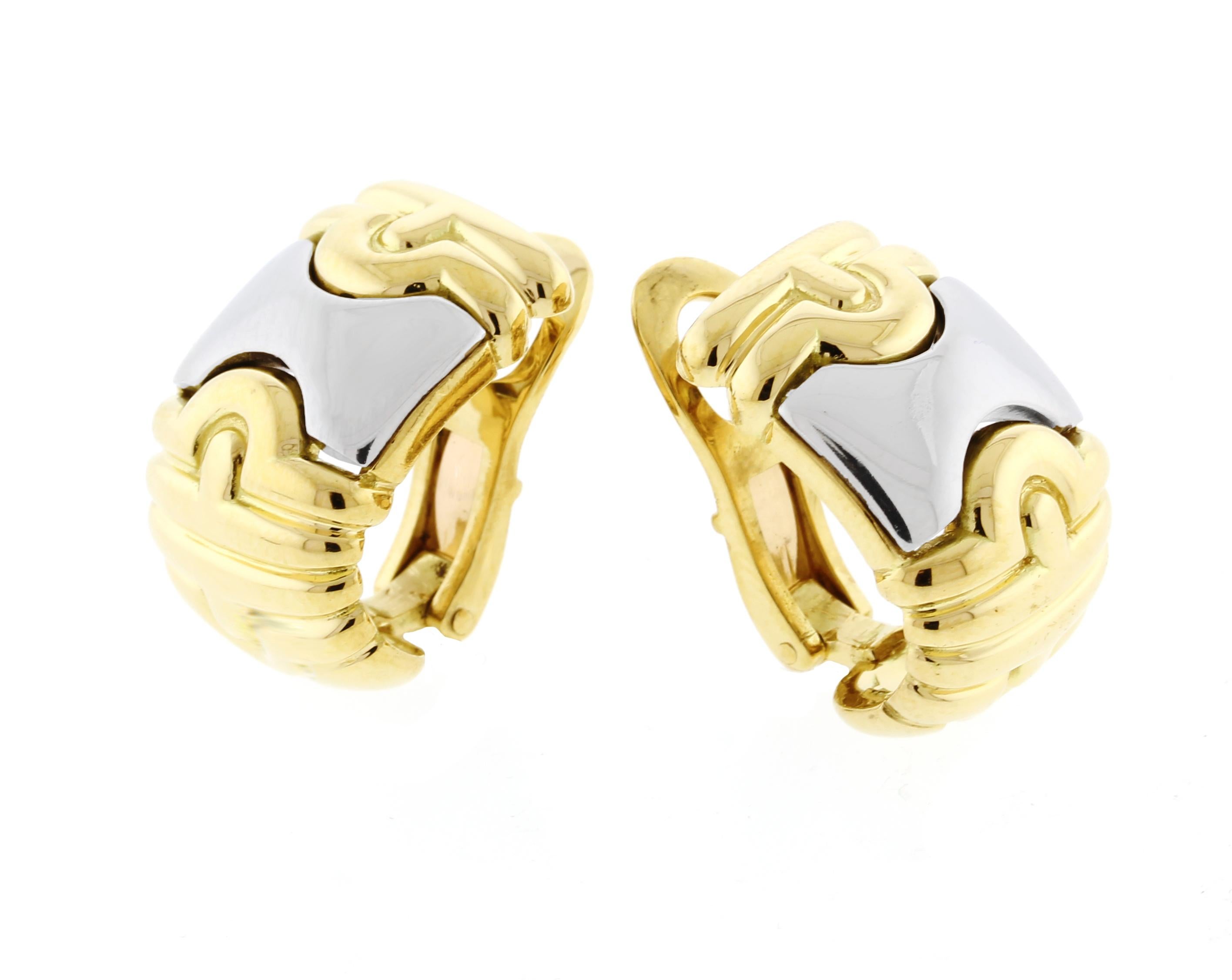 Dall'iconico modello di Bvlgari  Collezione Parentesi, una parure di clip per orecchie in oro 18 carati e acciaio inossidabile
♦ Designer: Bvlgari
♦ Metallo: acciaio inossidabile 18 carati
♦ Circa anni '90
♦ Larghezza di 8/16 di pollice e lunghezza