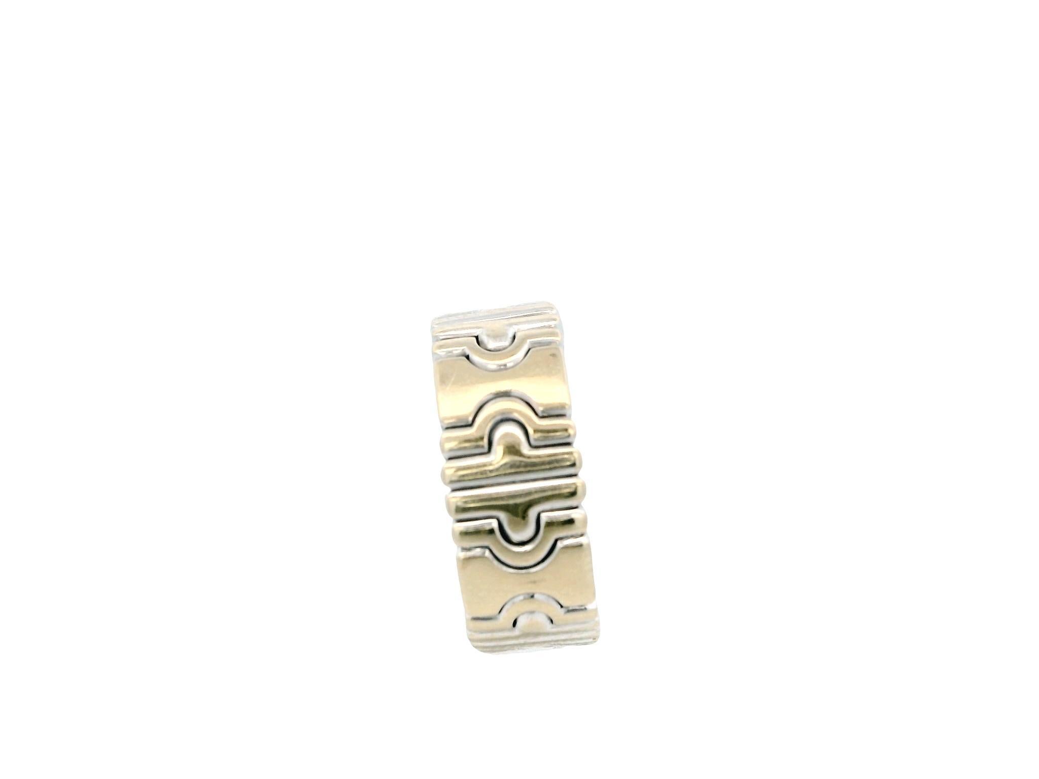 Questo anello contemporaneo di Bvlgari, realizzato in Italia, è un gioiello straordinario. Realizzato in oro bianco 18 carati, presenta un design geometrico unico con intricati motivi di taglio che aggiungono un tocco moderno al materiale