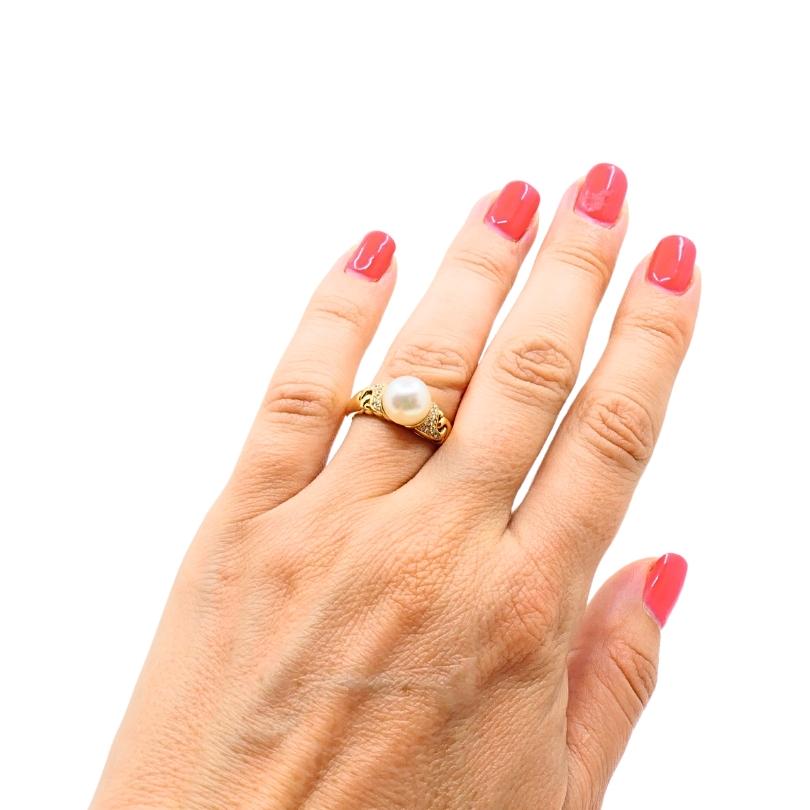 

Dieser Perlen- und Diamantring von Bulgari ist ein Beispiel für die für die Marke typische Mischung aus Luxus und italienischer Handwerkskunst. In der Mitte des Rings befindet sich eine leuchtende weiße Perle, die auf beiden Seiten von Diamanten