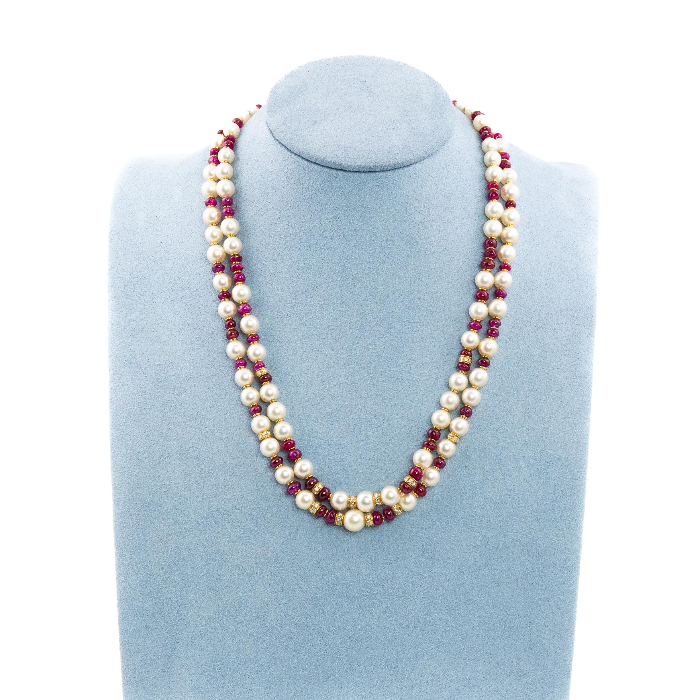 Bvlgari Rubin- und Diamant-Halskette, 1993

Beschreibung: Diese prächtige fünfreihige Halskette von BVLGARI ist ein Fest der Opulenz und der Handwerkskunst. Glänzende Zuchtperlen sind elegant mit tiefroten Rubinrondellen und diamantbesetzten Ringen