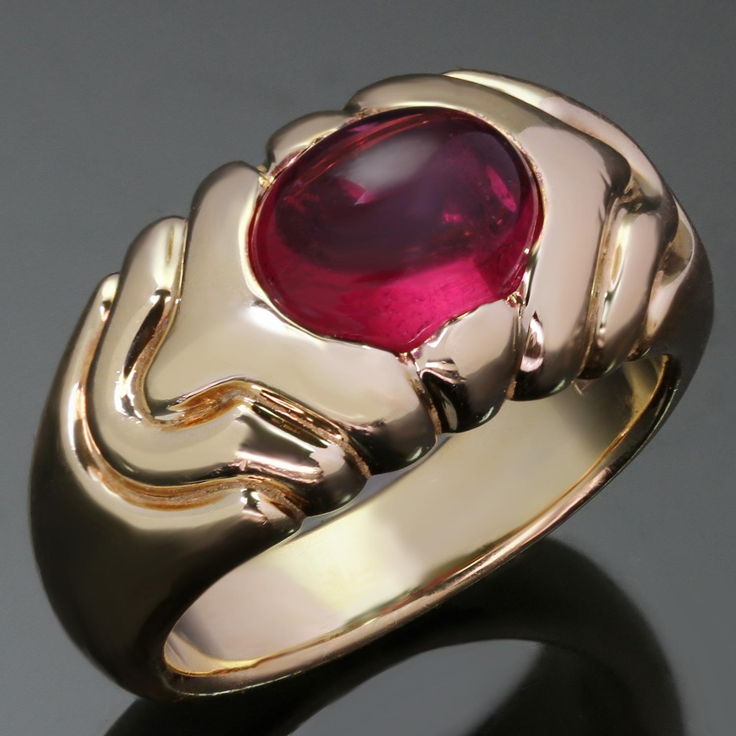 Dieser wunderschöne Ring von Bvlgari zeichnet sich durch ein geometrisches Design aus, das aus 18 Karat Gelbgold gefertigt und mit einem ovalen 7,0 x 9,0 mm großen rosa Turmalin-Cabochon besetzt ist. Hergestellt in Italien in den 1990er Jahren.