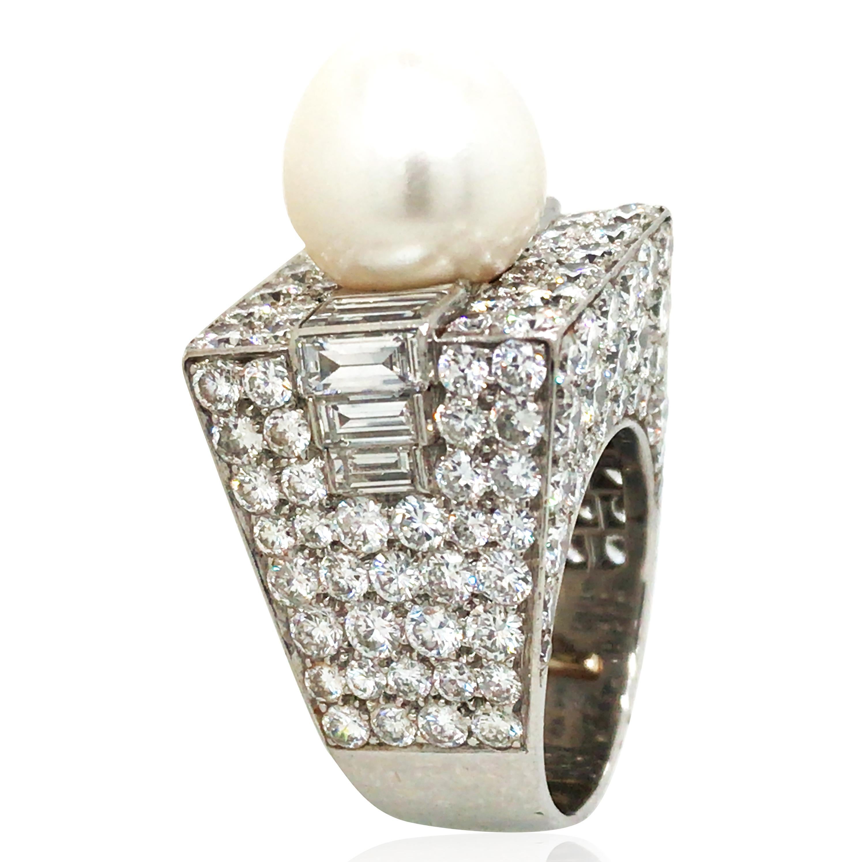 Perla cultivada de aprox. 11,7 x 12,2 mm, rodeada de diamantes redondos y baguette, total aprox. 10,85 ct, G-H/VS con algunos SI. Tamaño del anillo: 5,75. Acompañada de un certificado GIA que acredita que la perla es cultivada, de agua salada.