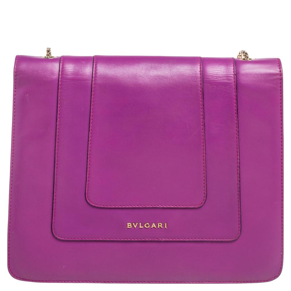Dazzle the eyes that fall on you when you swing this stunning Bvlgari creation. Crafted from leather in a breathtaking hue, the shoulder bag is styled with a flap that has the iconic Serpenti head closure. The bag has a spacious fabric interior and