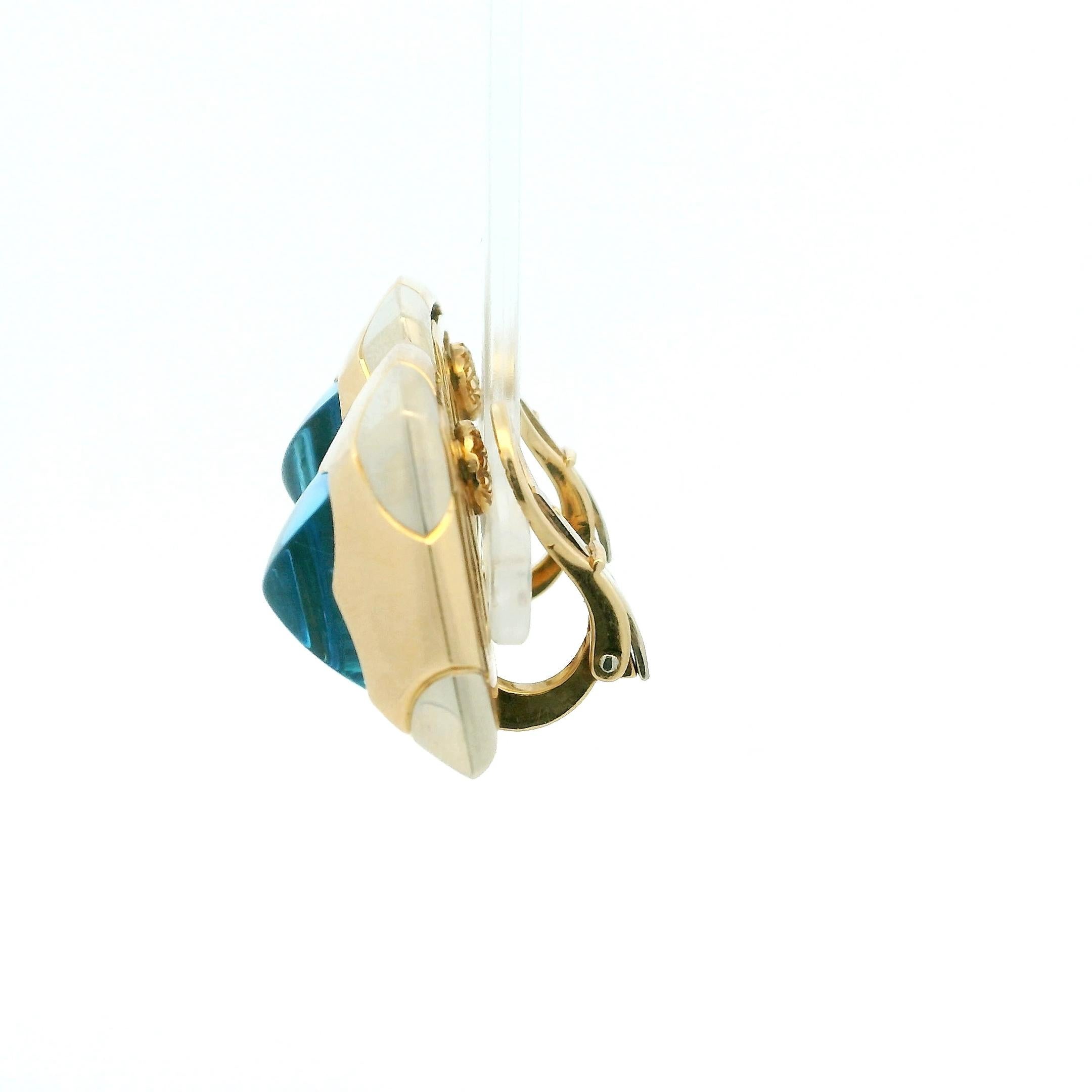 Bvlgari Boucles d'oreilles pyramide en or jaune 18 carats avec topaze bleue - Signé en vente 4