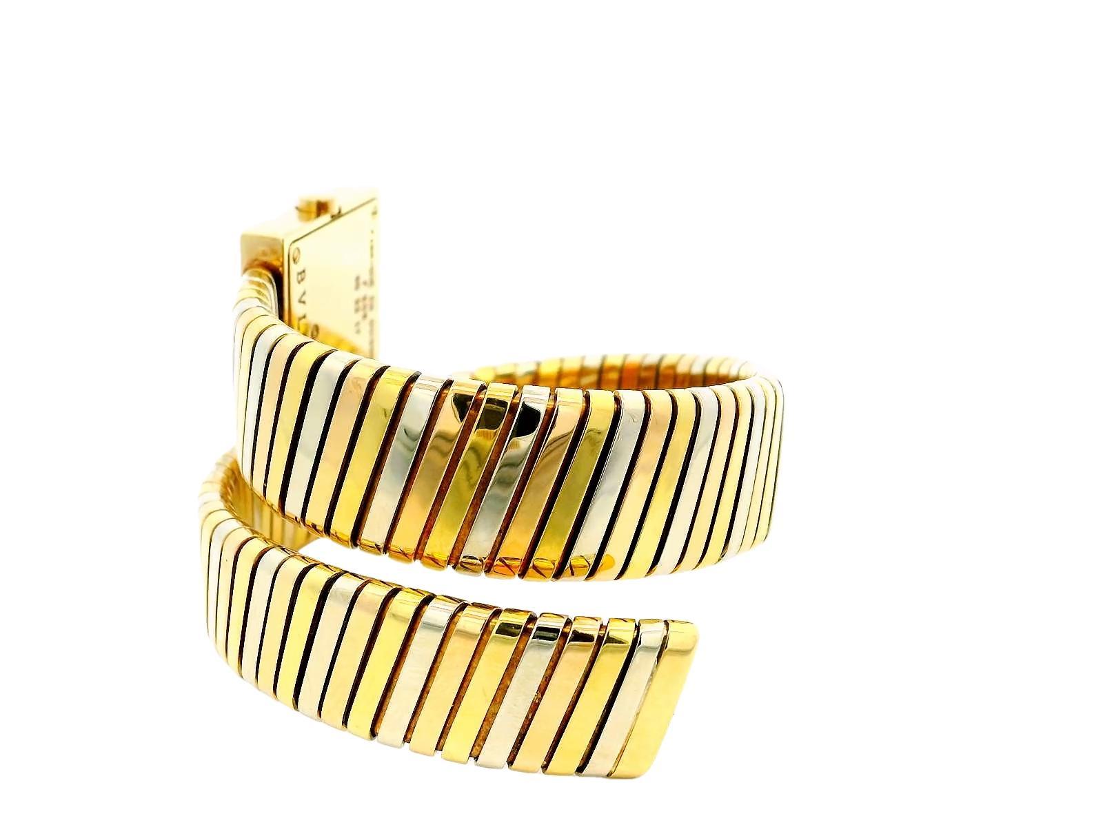 Cette exquise montre Bvlgari est un parfait mélange de luxe et d'élégance. Son cadran noir carré de 22 mm de côté présente des chiffres arabes clairs qui rehaussent son aspect sophistiqué. La montre est magnifiquement enveloppée dans de l'or jaune