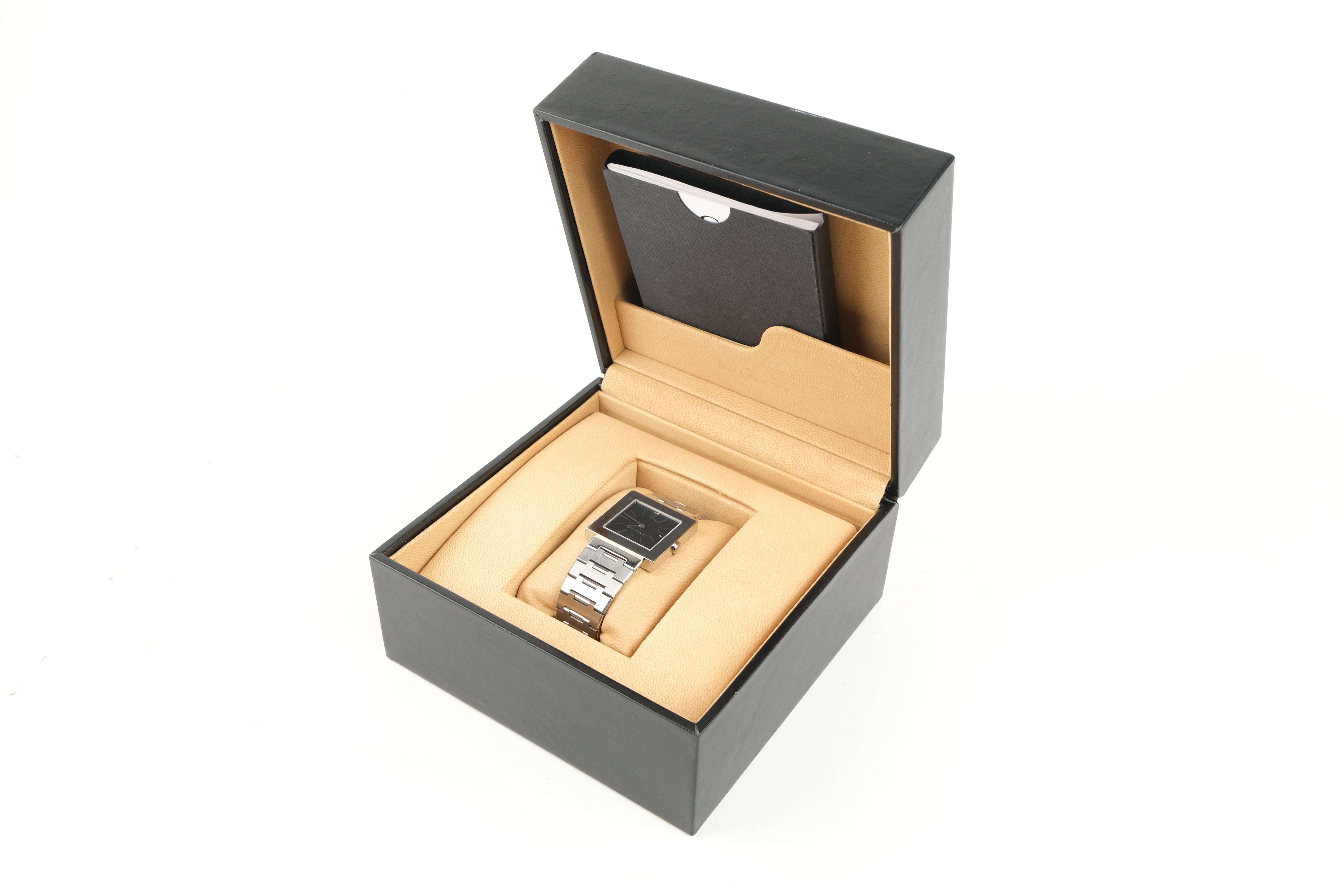 Marke: BVLGARI
Modellname: Quadrato
Modellnummer: SQ29SSD
Material Lünette: Rostfreier Stahl
Gehäuse-Material: Rostfreier Stahl
Material Gehäuseboden: Rostfreier Stahl
Uhrwerk: Bvlgari Quartz, 9 Juwelen
Markierungen auf der Innenseite: Rostfreier